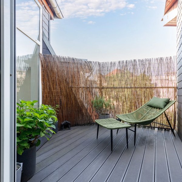 Dachterrasse Liege Sichtschutz Holzdeck Pflanzen
