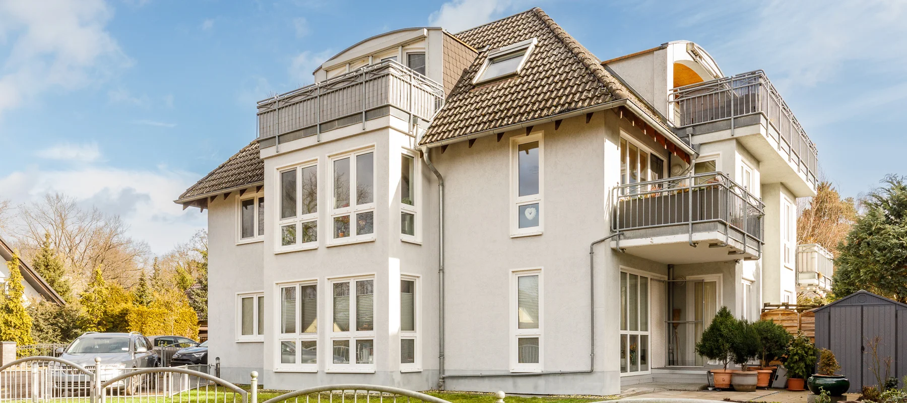 A Modern Top Floor Apartment with Three Terraces and Parking near Strandbad Müggelsee