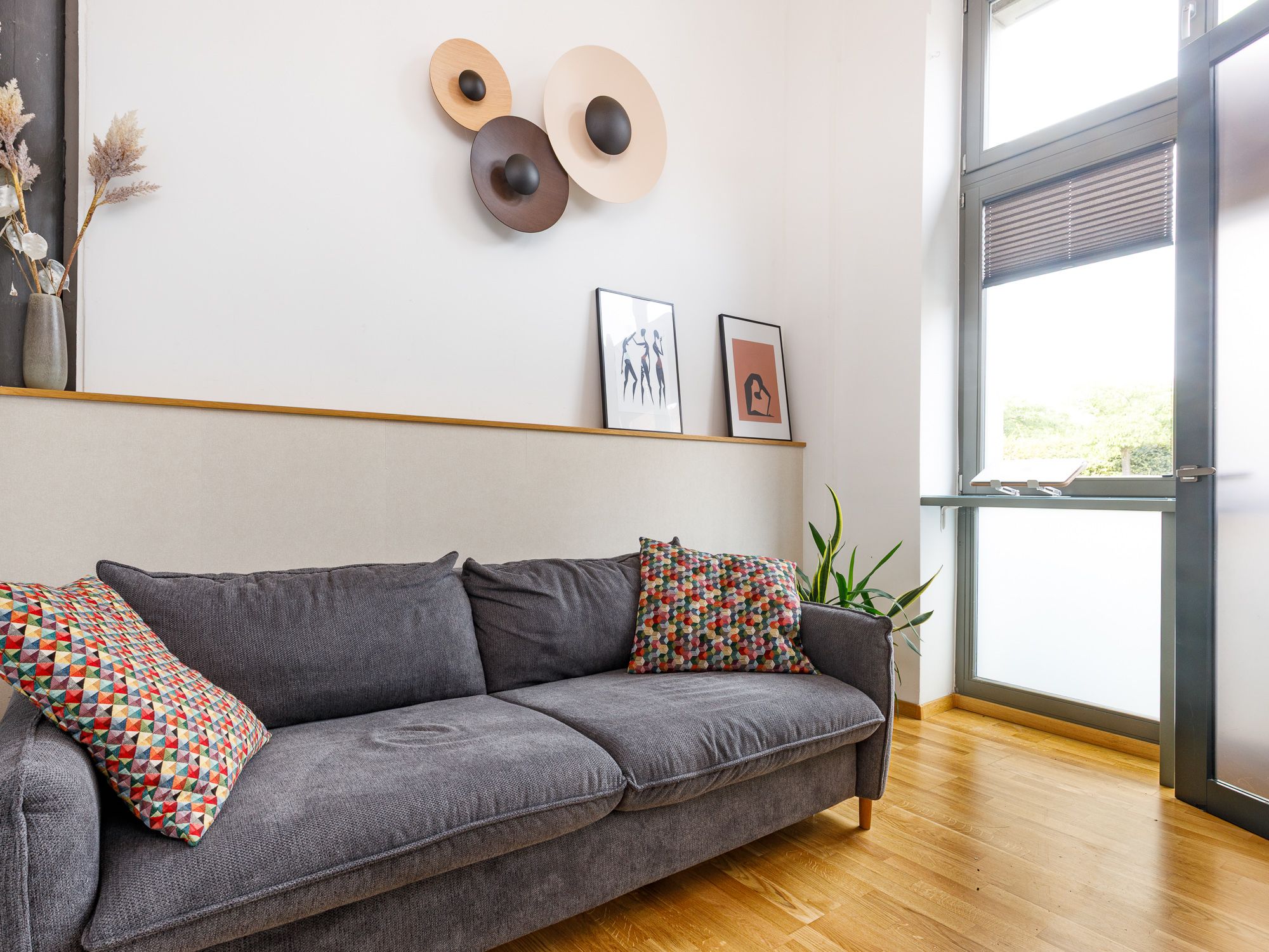 Lounge mit Couch und Balkon 