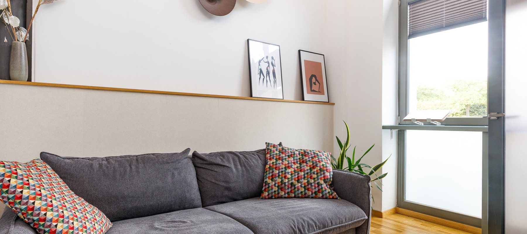 Lounge mit Couch und Balkon Lounge mit Couch und Balkon