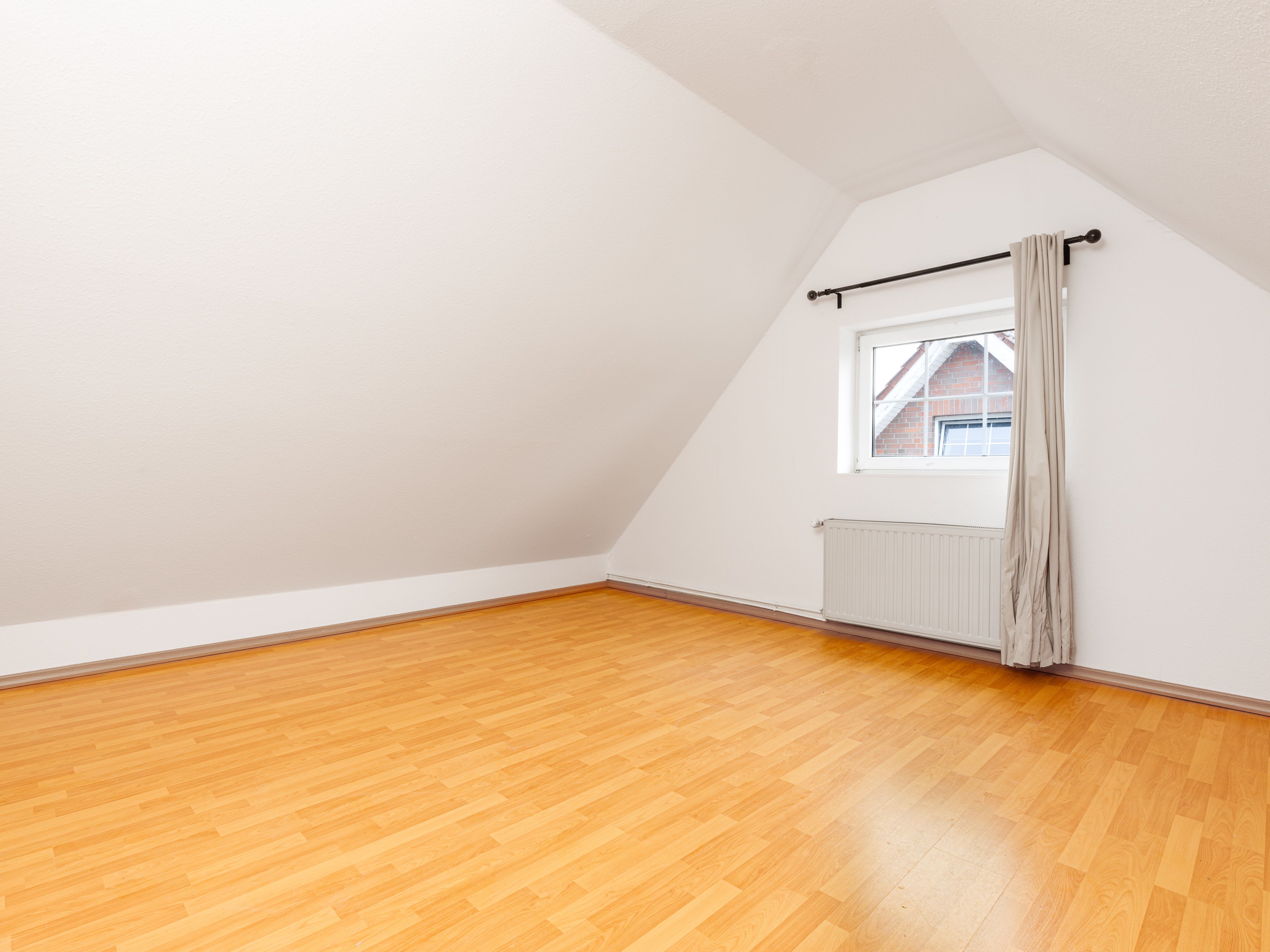 Gemütliches Gästezimmer mit Blick in den Garten