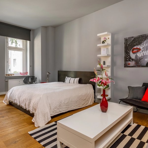 Schlafzimmer Doppelbett Kunstwerke Parkettboden