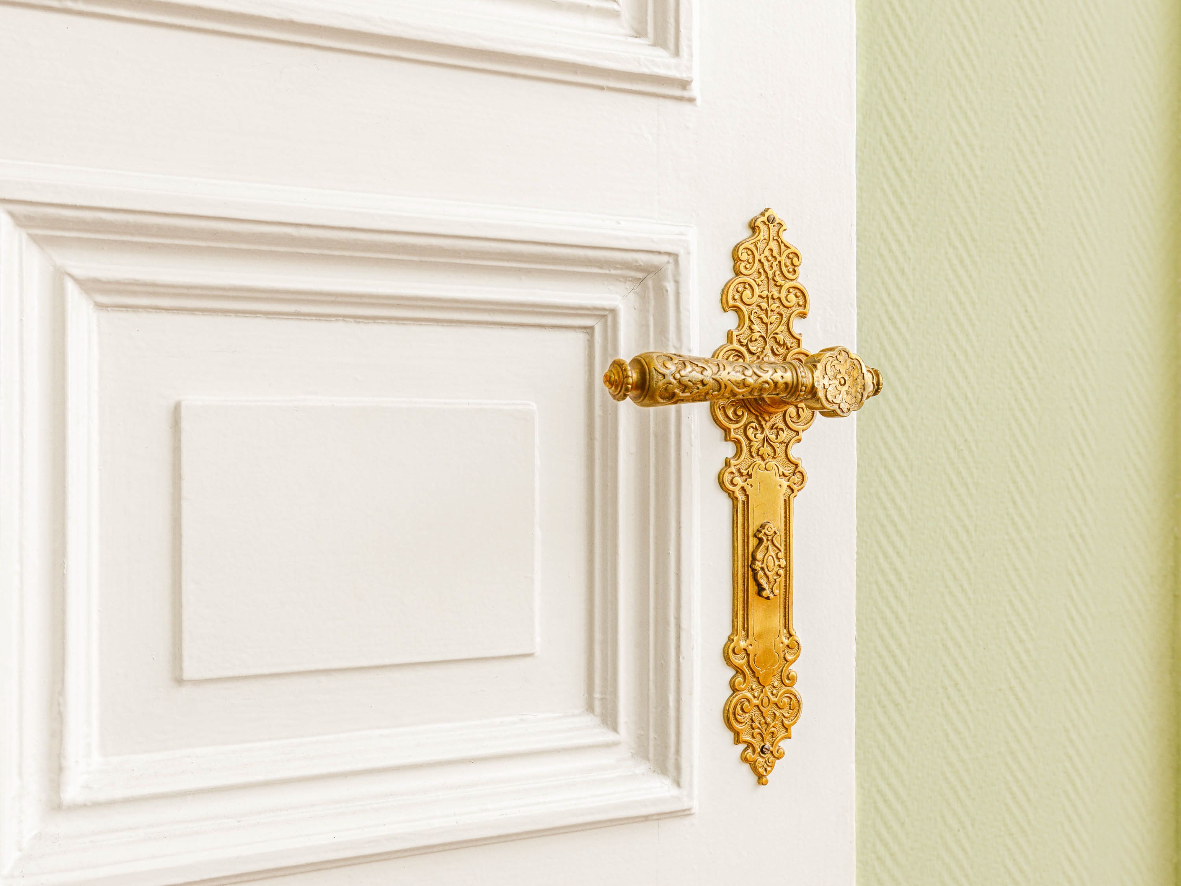 Türen mit stilvollen Beschlägen