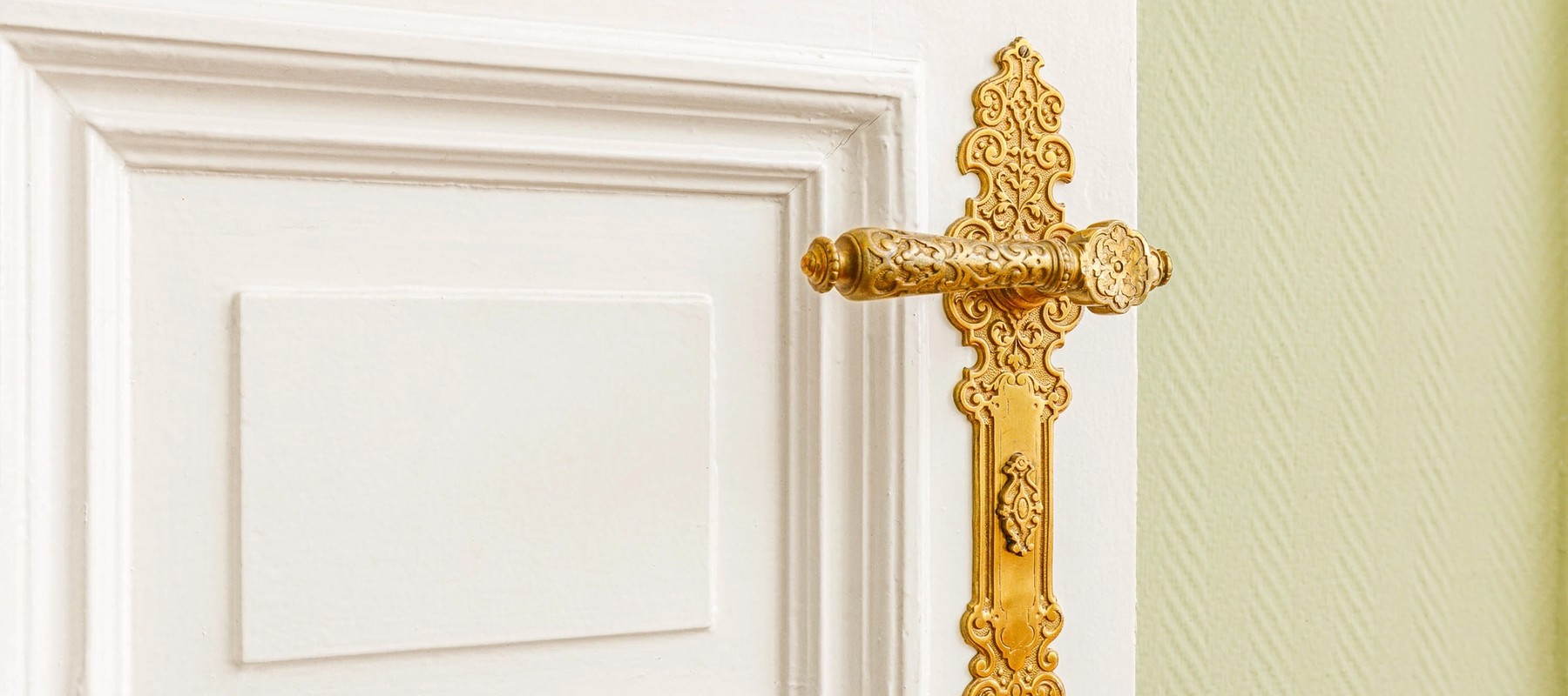 Türen mit stilvollen Beschlägen Türen mit stilvollen Beschlägen