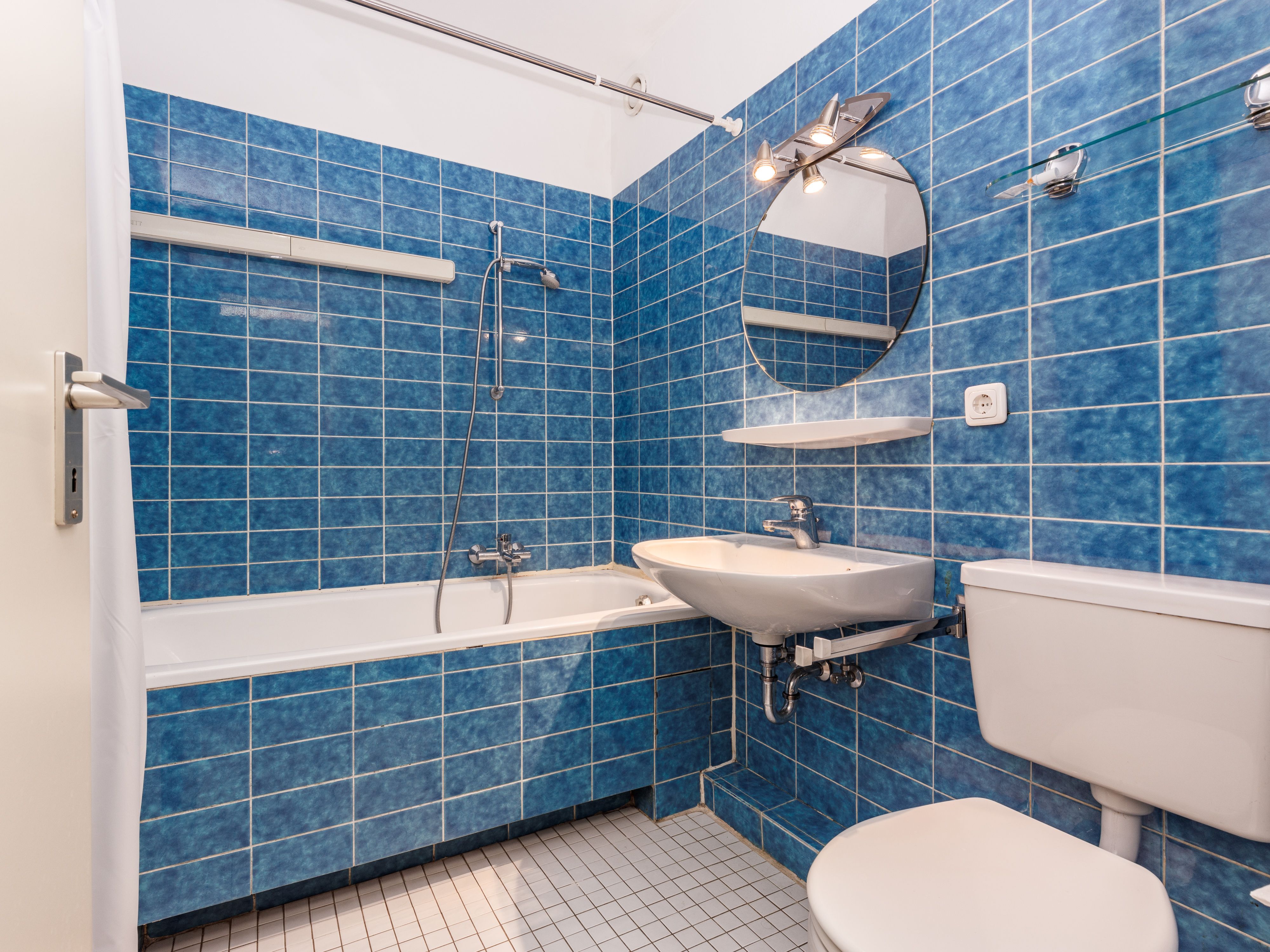 Gepflegtes Wannenbad mit Duschfunktion