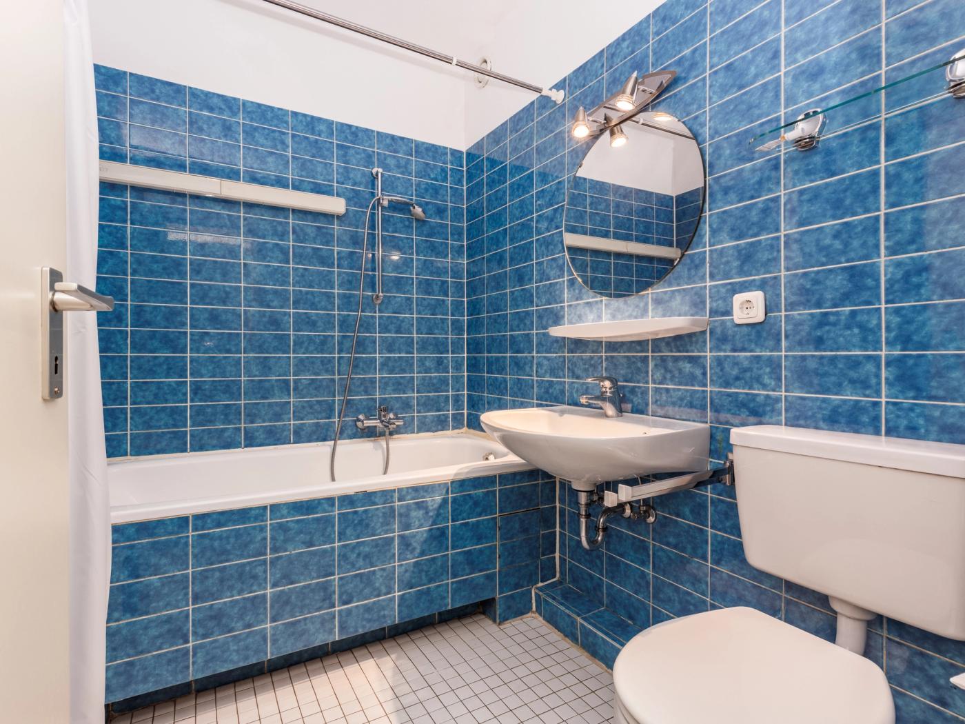 Gepflegtes Wannenbad mit Duschfunktion Gepflegtes Wannenbad mit Duschfunktion