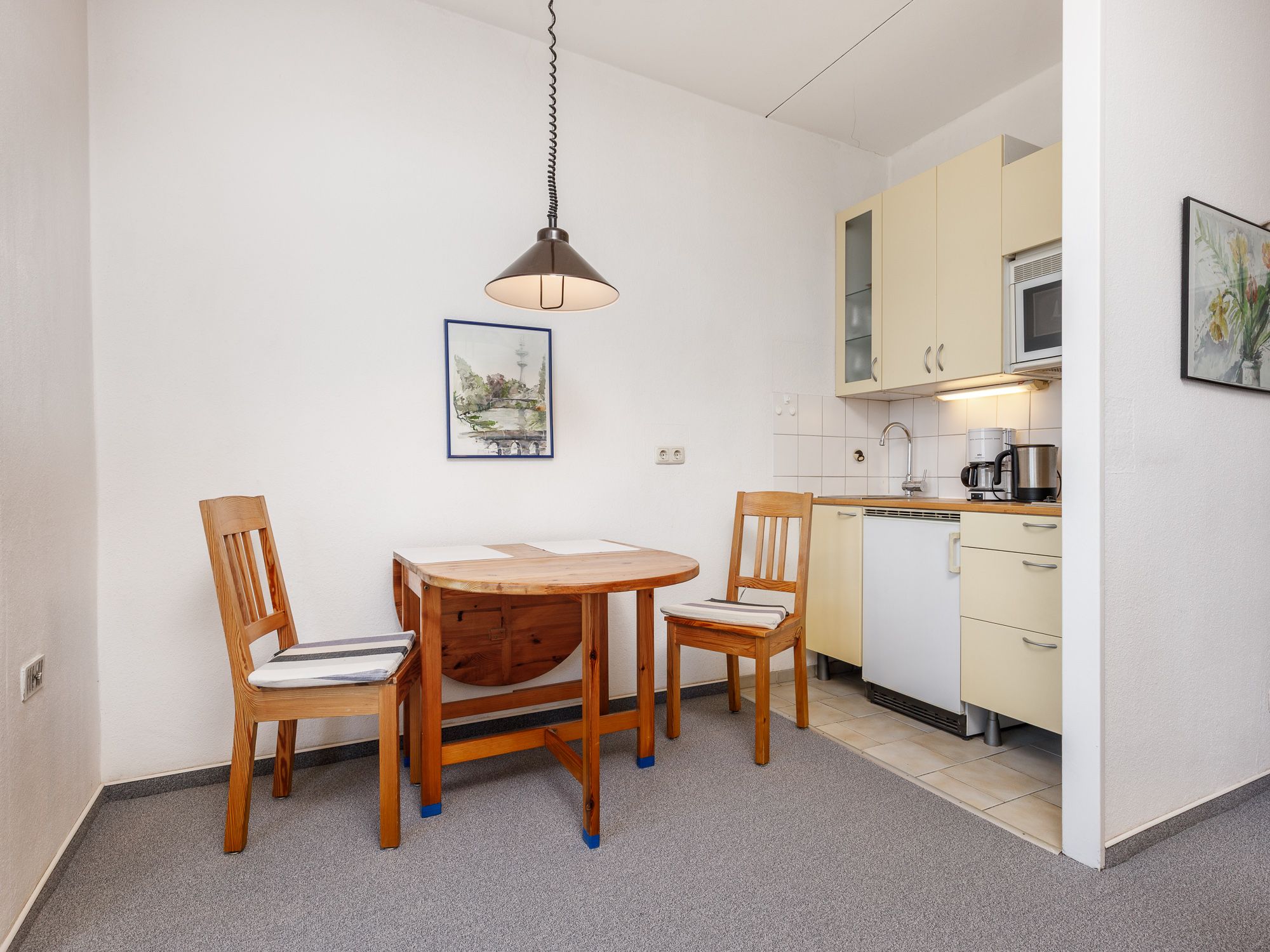 Pantry-Küche mit kleiner Essecke 