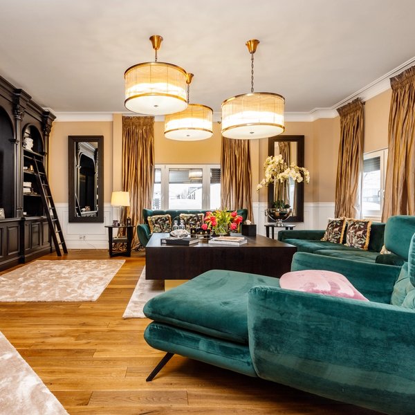 Wohnsalon Luxusausstattung Parkett Kronleuchter Einbauschrank