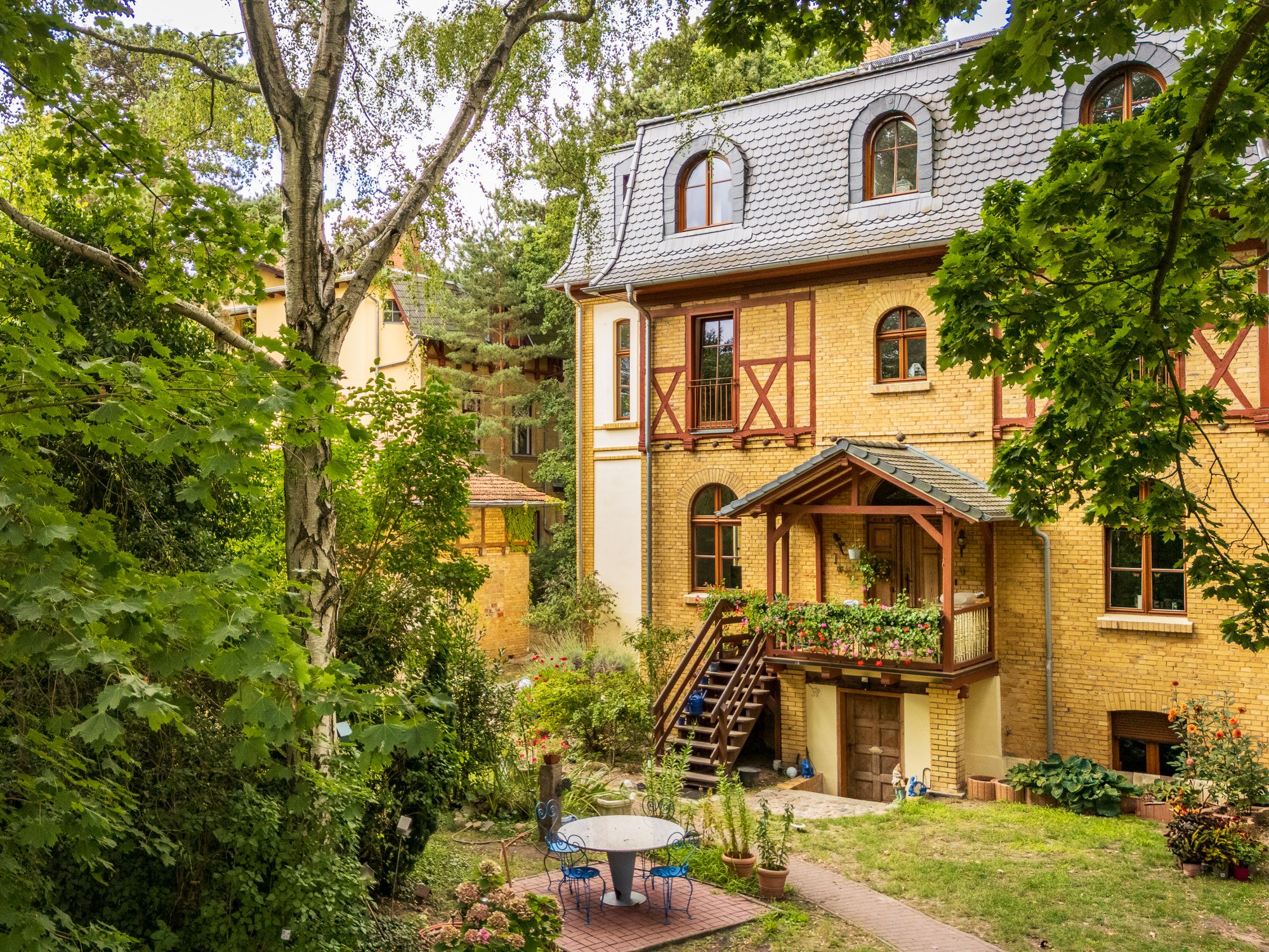 Kernsanierte Fachwerkvilla am Teltowkanal mit hochwertiger Ausstattung, exklusiver Wasserlage und idyllischem Gartenbereich