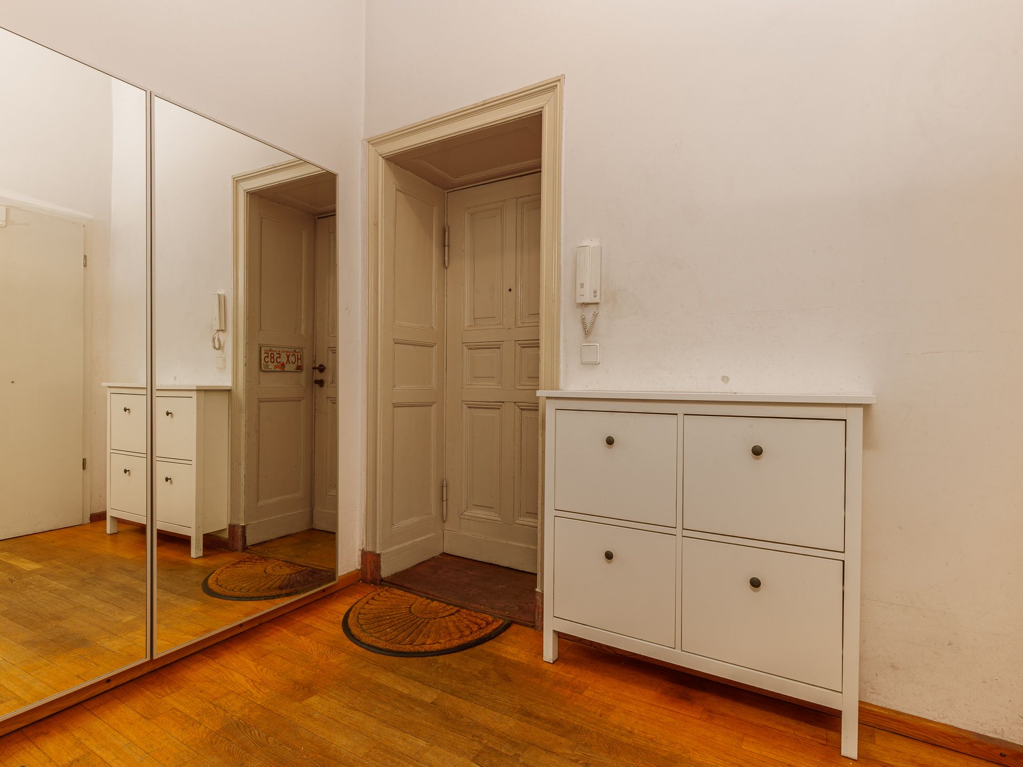 Eingangsbereich mit Kleiderschrank 
