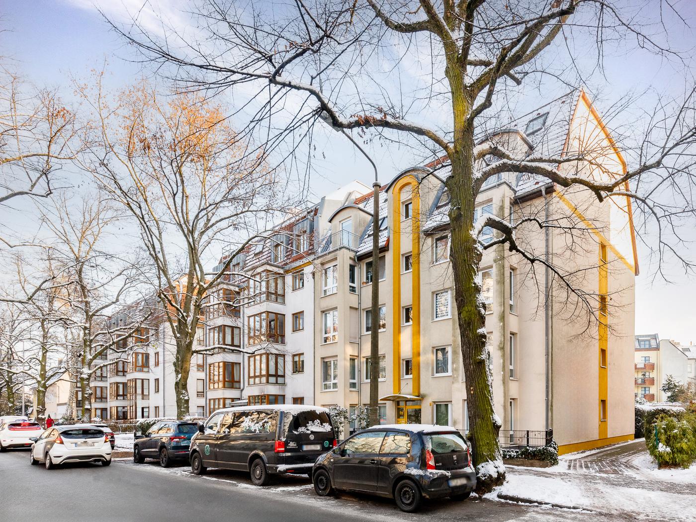 Ruhige Dachgeschoss-Maisonette am Brosepark mit zwei Balkonen und eigener Garage