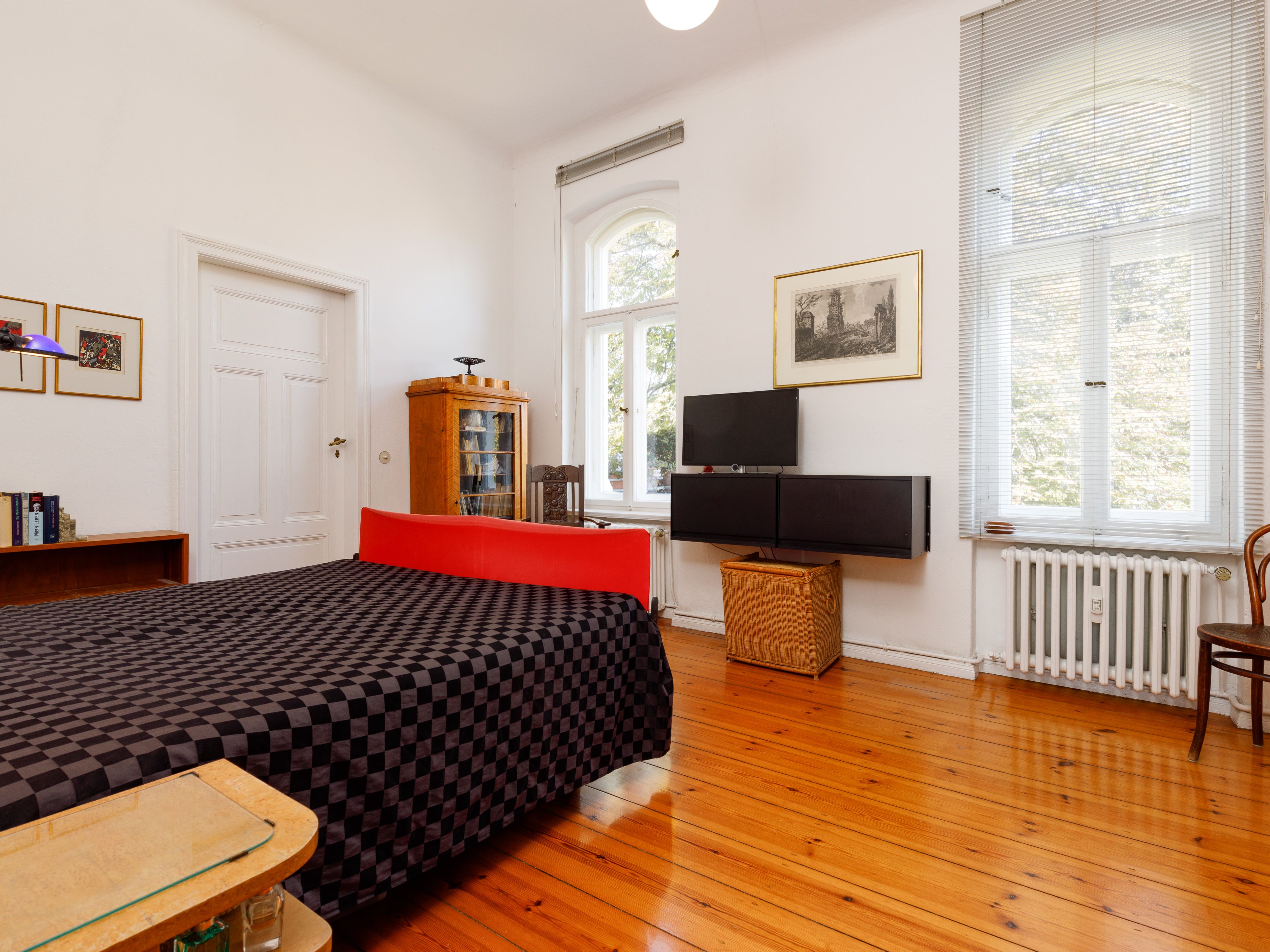 Großes Schlafzimmer mit Doppelkastenfenstern