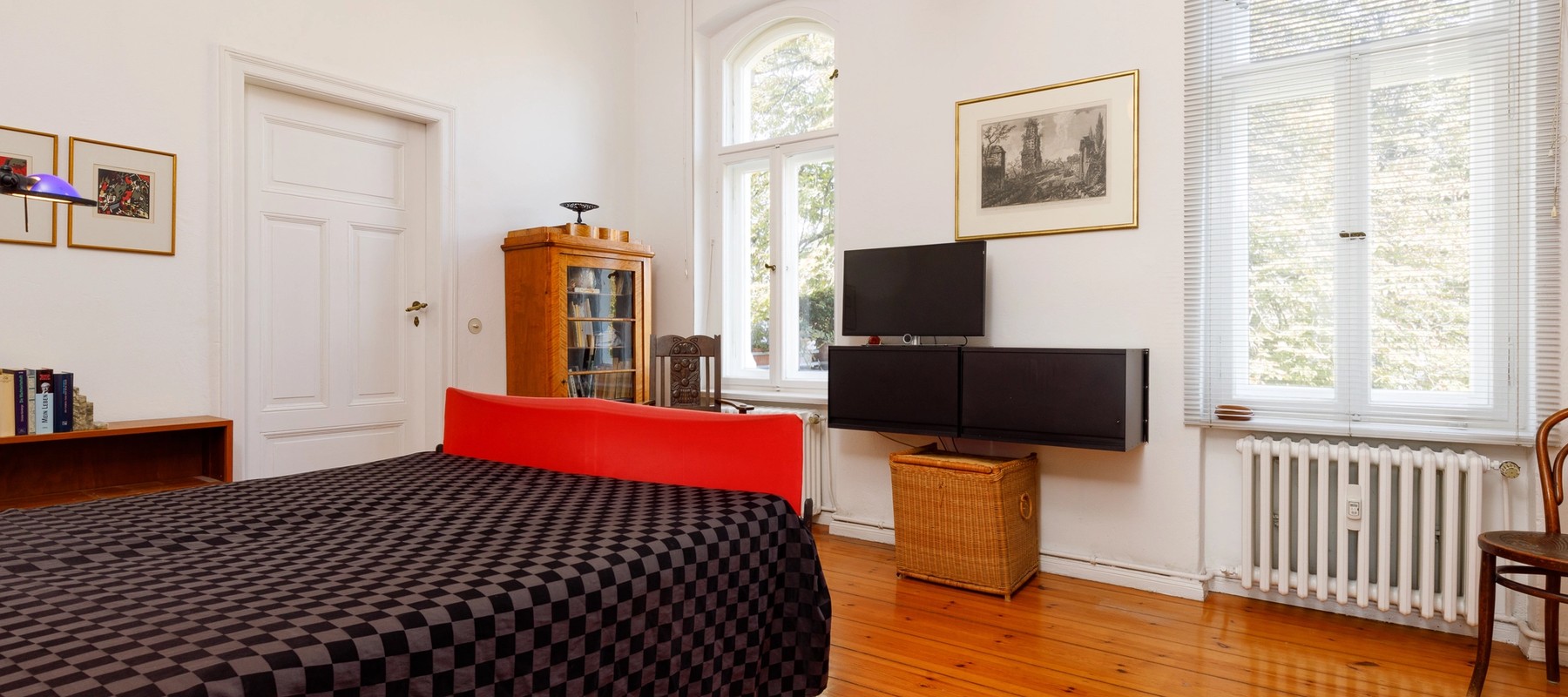 Großes Schlafzimmer mit Doppelkastenfenstern Großes Schlafzimmer mit Doppelkastenfenstern