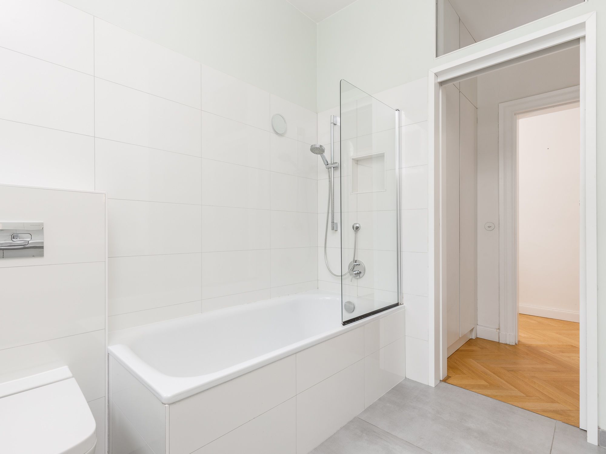 Tagesbelichtetes Wannenbad mit Duschfunktion 