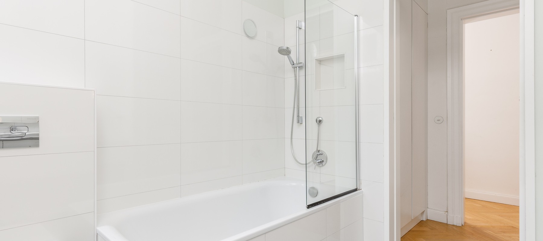 Tagesbelichtetes Wannenbad mit Duschfunktion Tagesbelichtetes Wannenbad mit Duschfunktion