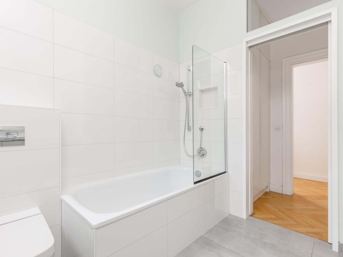 Tagesbelichtetes Wannenbad mit Duschfunktion Tagesbelichtetes Wannenbad mit Duschfunktion