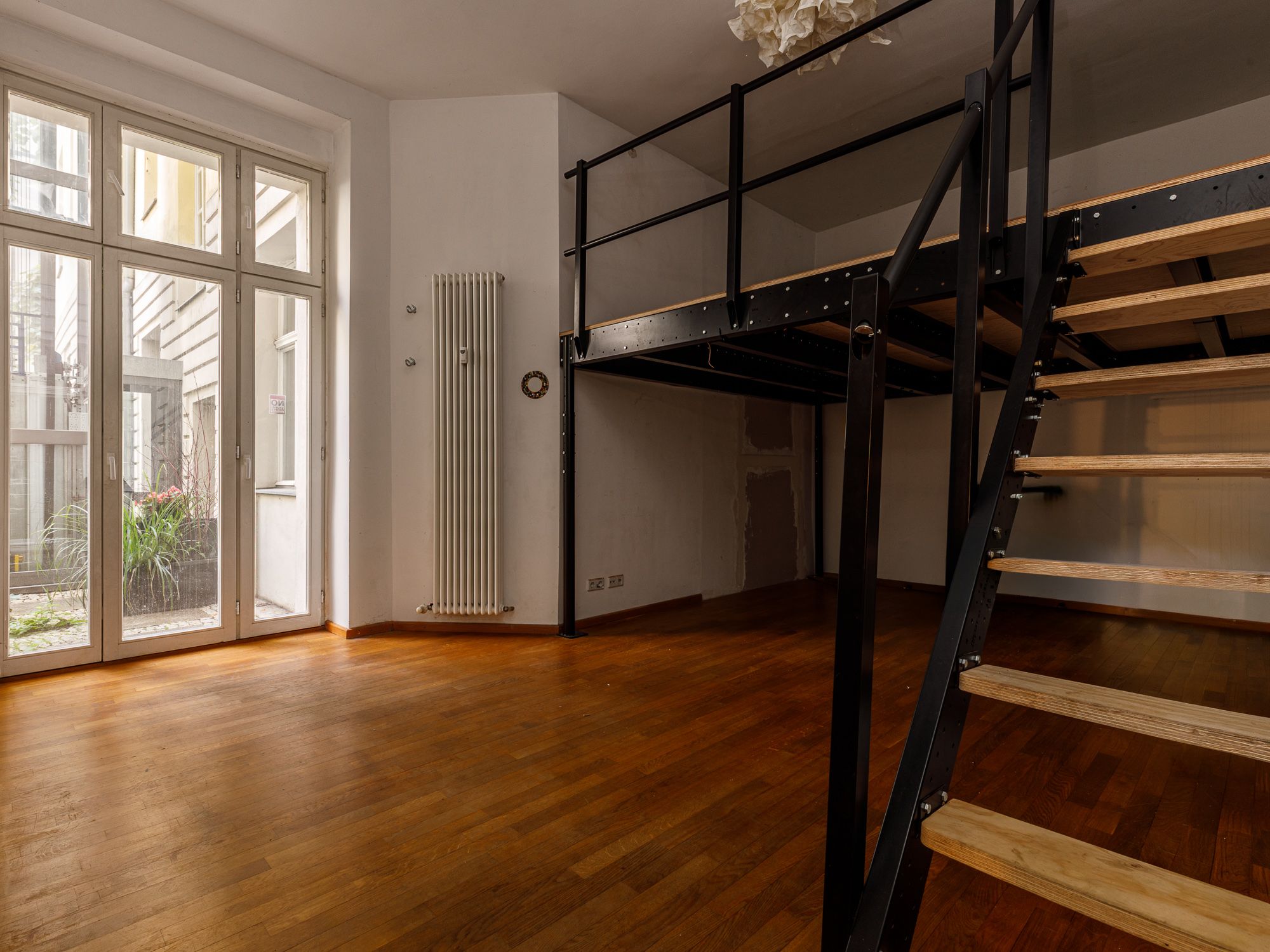 Schlafzimmer mit Wasseranschlüssen für Bad 