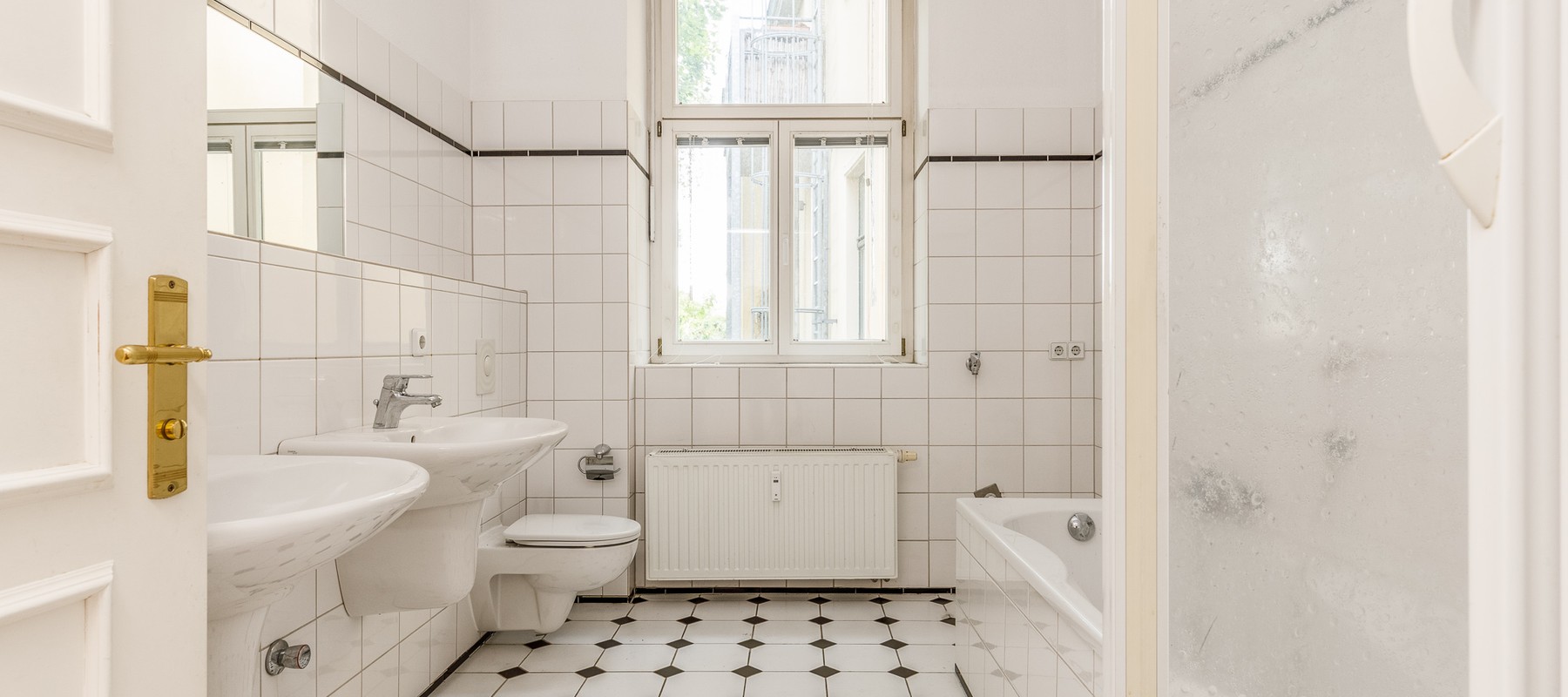 Tagesbelichtetes Vollbad mit Dusche & Wanne Tagesbelichtetes Vollbad mit Dusche & Wanne