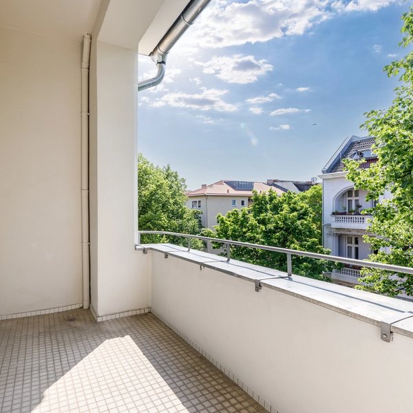 Balkon Grünblick Nachbarfassaden Fliesenboden