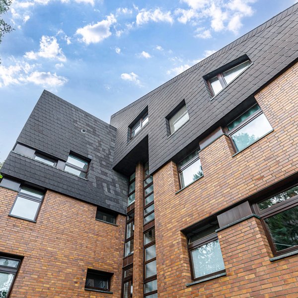 Fassade Backstein Holzfenster Dachgeschoss