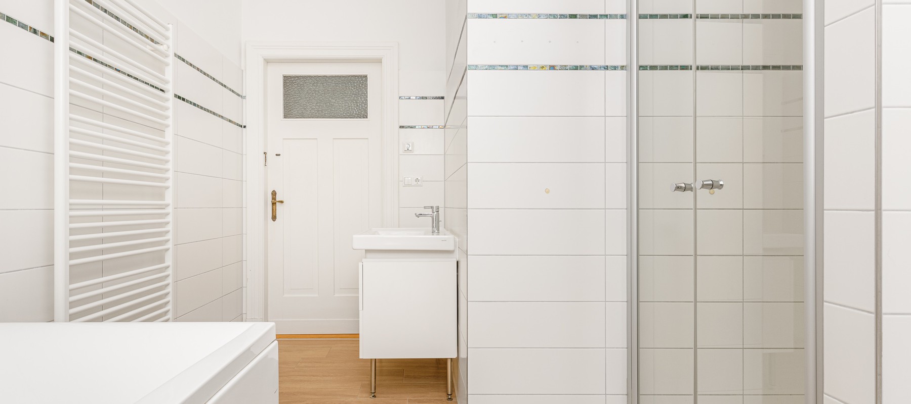 Modernisiertes Duschbad mit walk-in Rainshower Modernisiertes Duschbad mit walk-in Rainshower