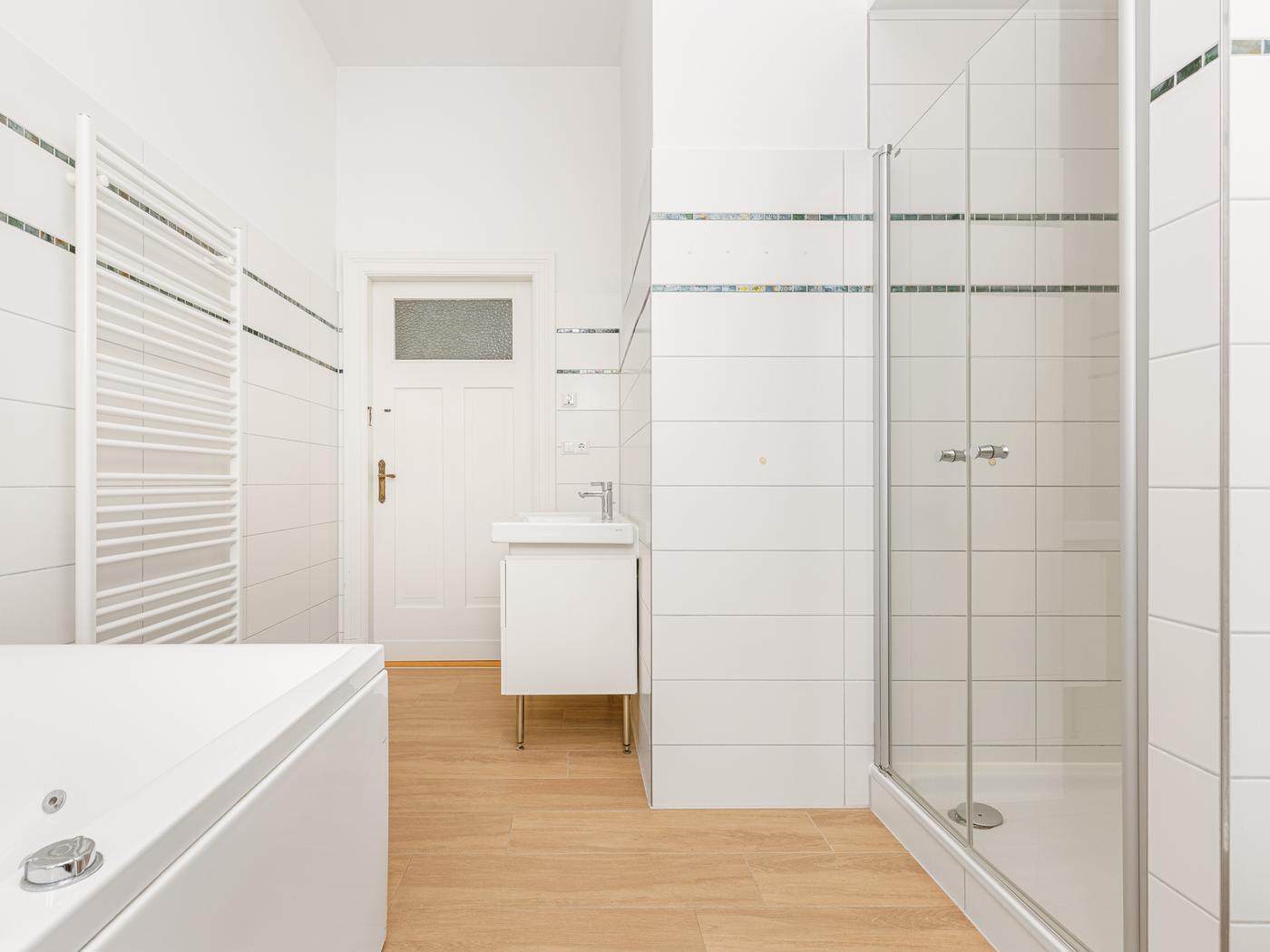 Modernisiertes Duschbad mit walk-in Rainshower  Modernisiertes Duschbad mit walk-in Rainshower