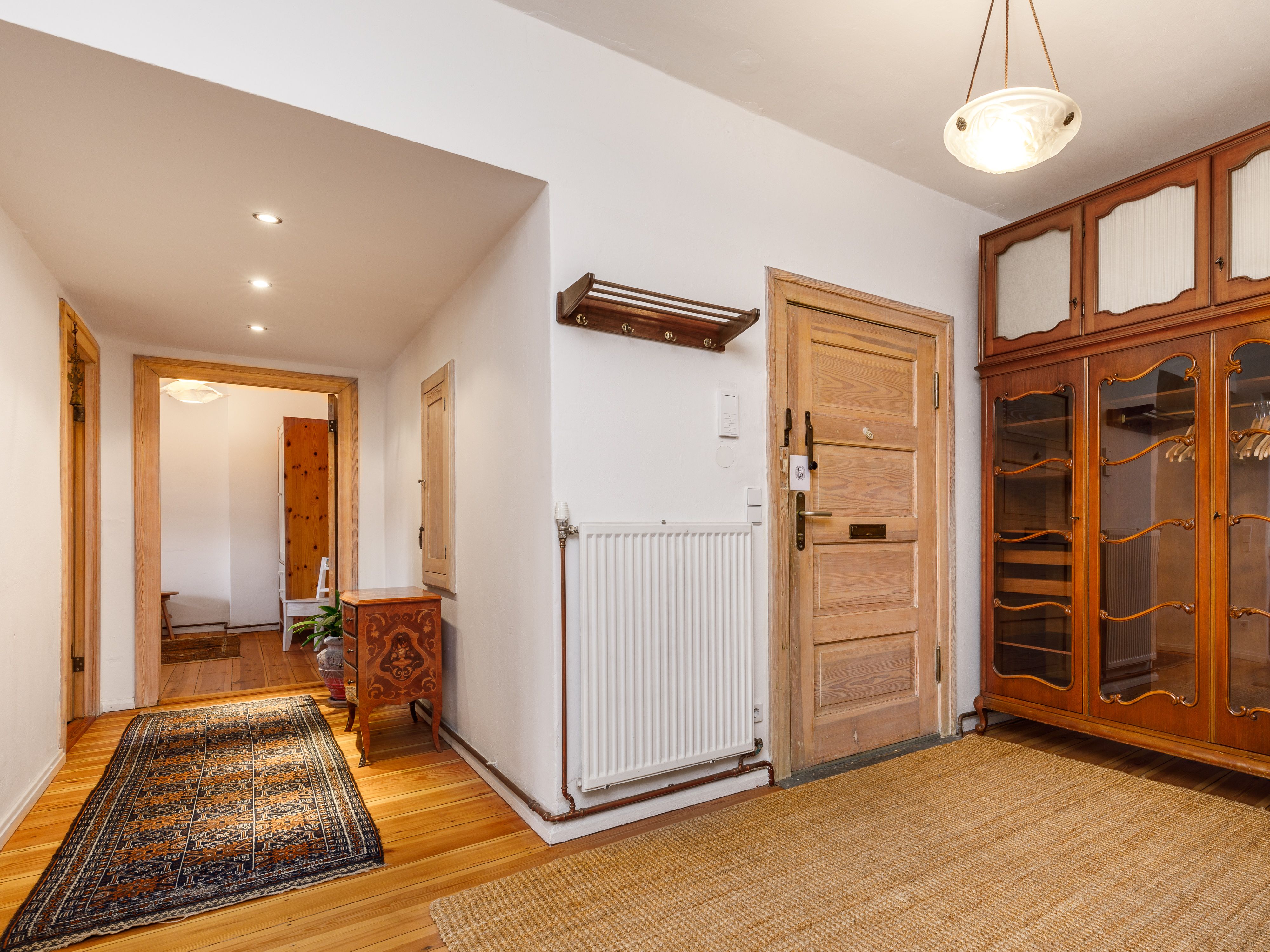 Großer Eingangsbereich mit Garderobe