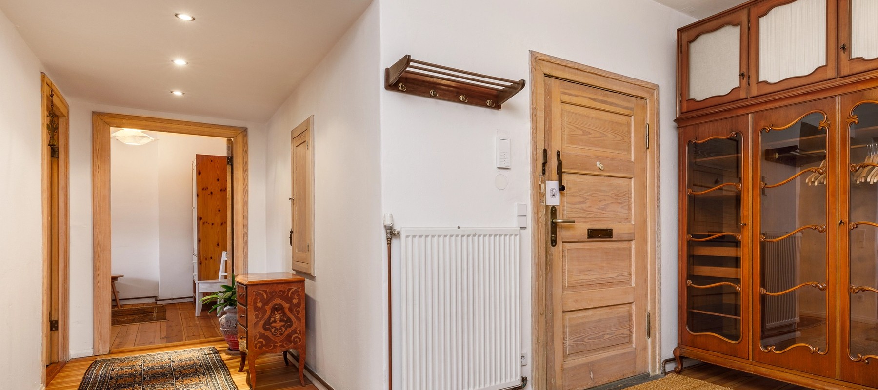 Großer Eingangsbereich mit Garderobe Großer Eingangsbereich mit Garderobe