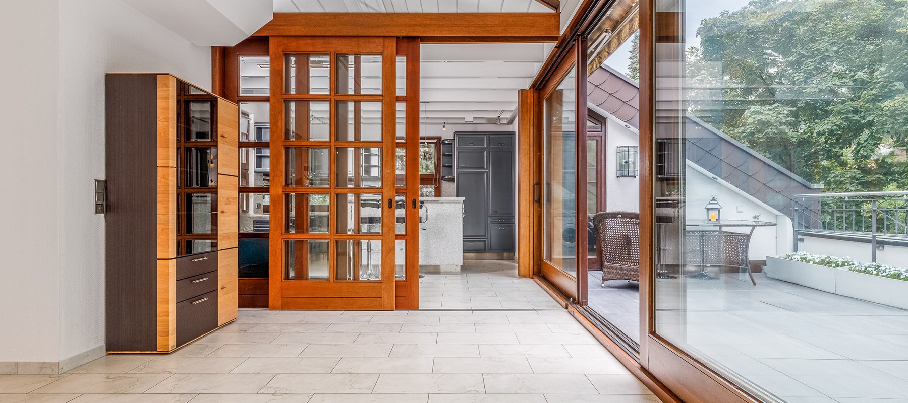 Wohn- & Essbereich mit großer Terrasse Wohn- & Essbereich mit großer Terrasse