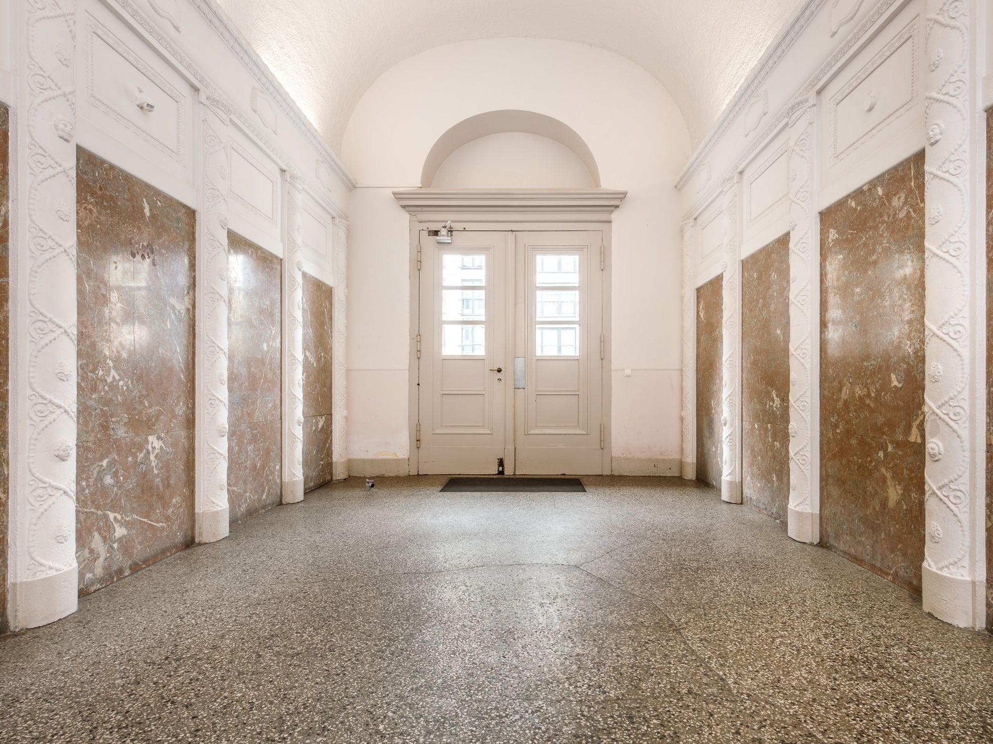 Stately apartment in an old building with separate living quarters, within walking distance of Bayerischer Platz