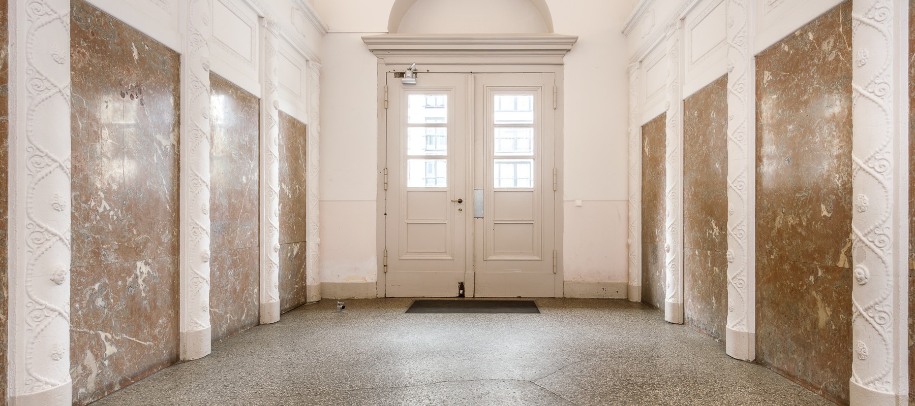 Stately apartment in an old building with separate living quarters, within walking distance of Bayerischer Platz