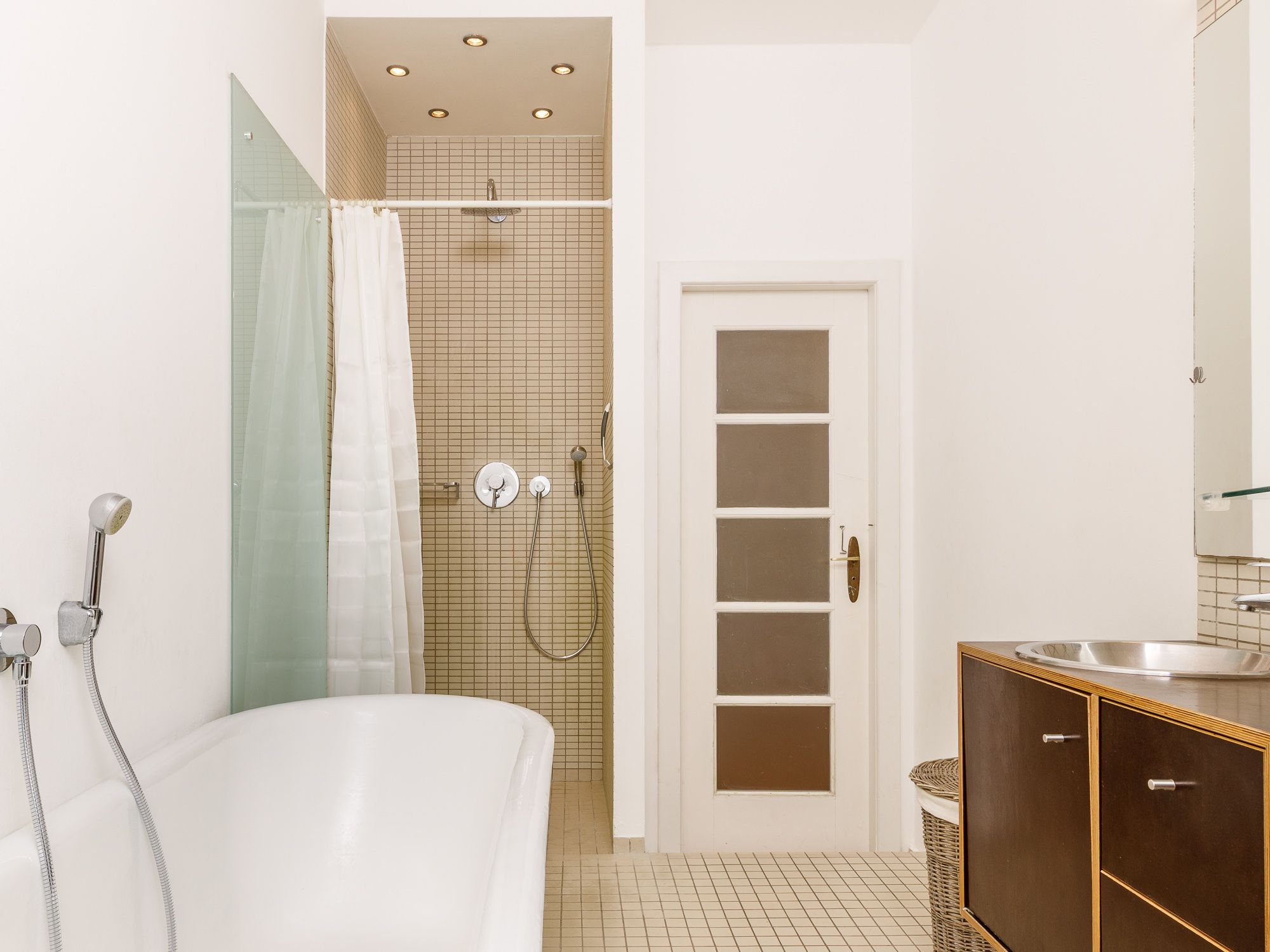 Modern bathroom with walk-in rainshower 