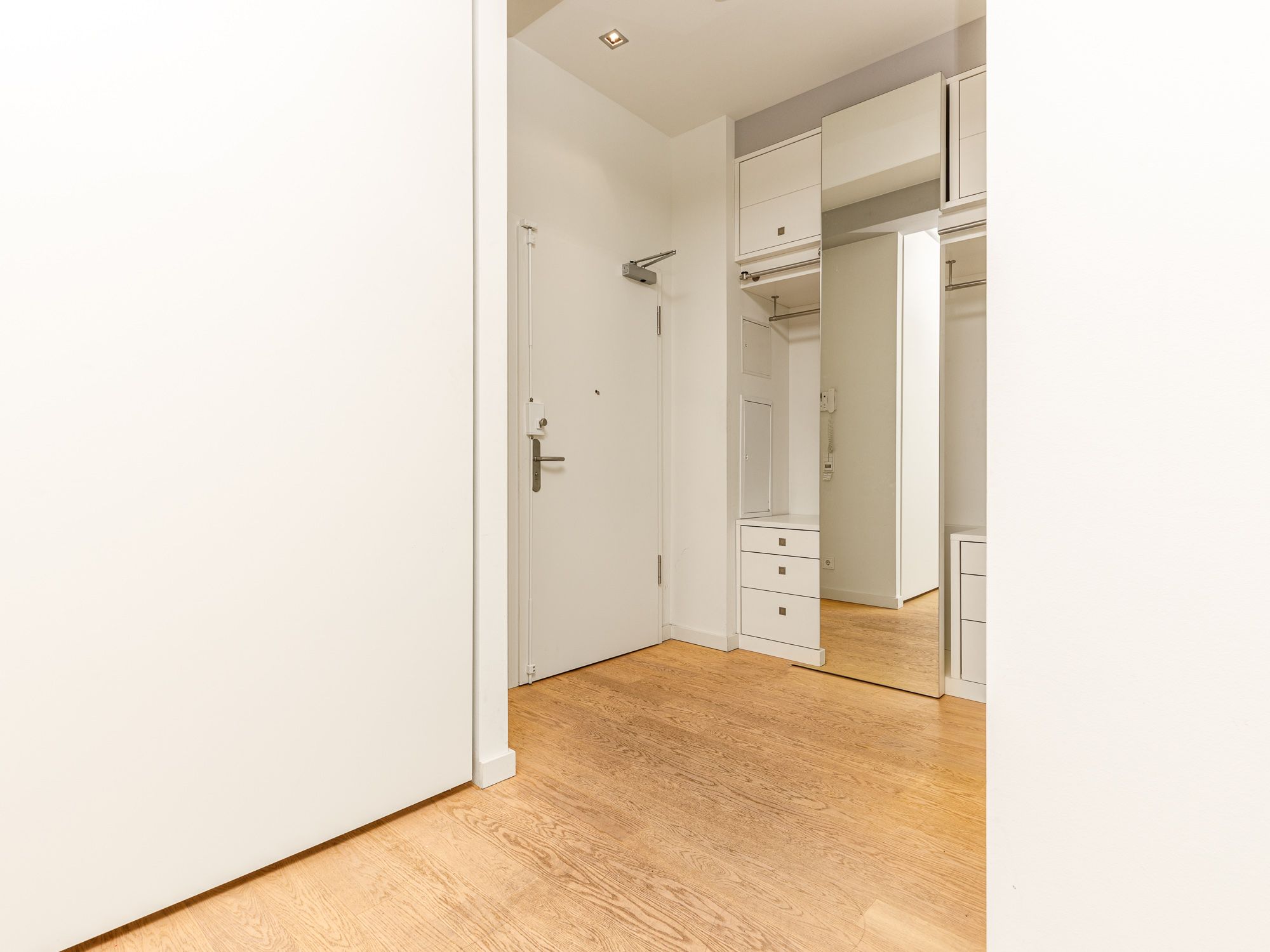Eingangsbereich mit Tischler-Kleiderschrank 