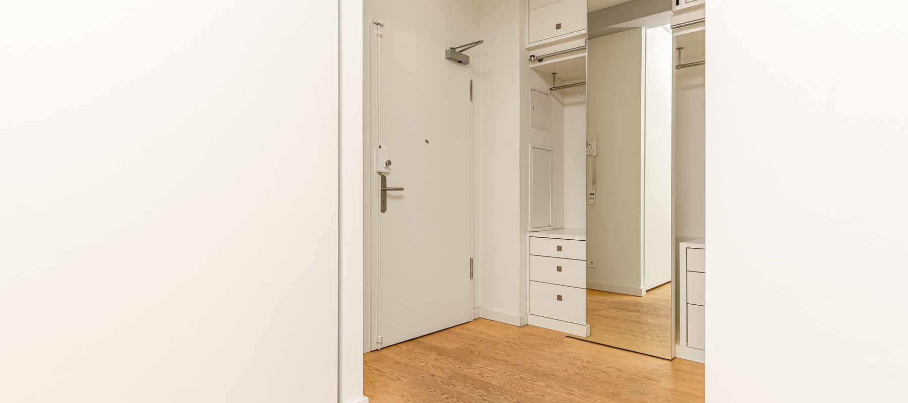 Eingangsbereich mit Tischler-Kleiderschrank Eingangsbereich mit Tischler-Kleiderschrank