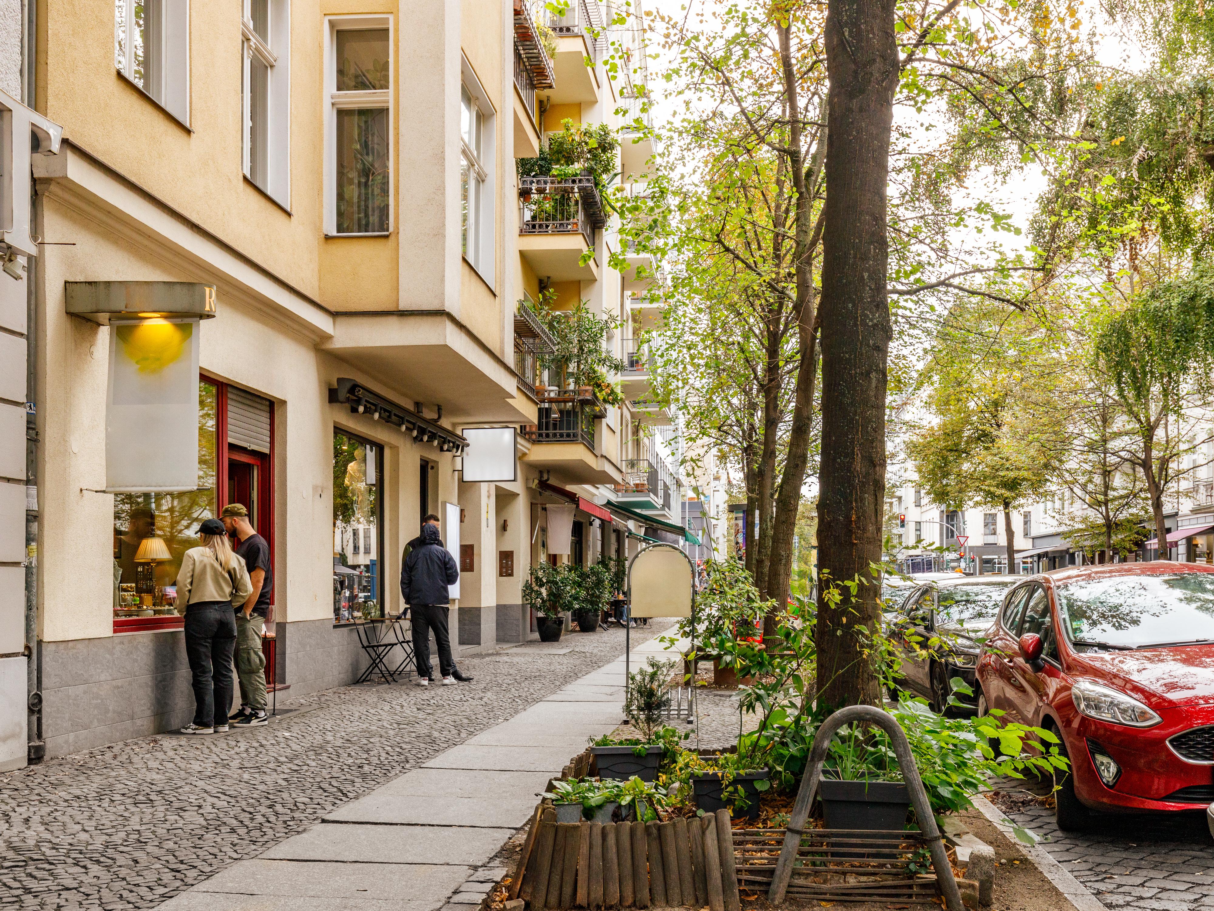 Anliegerstraße mit Cafés und Restaurants
