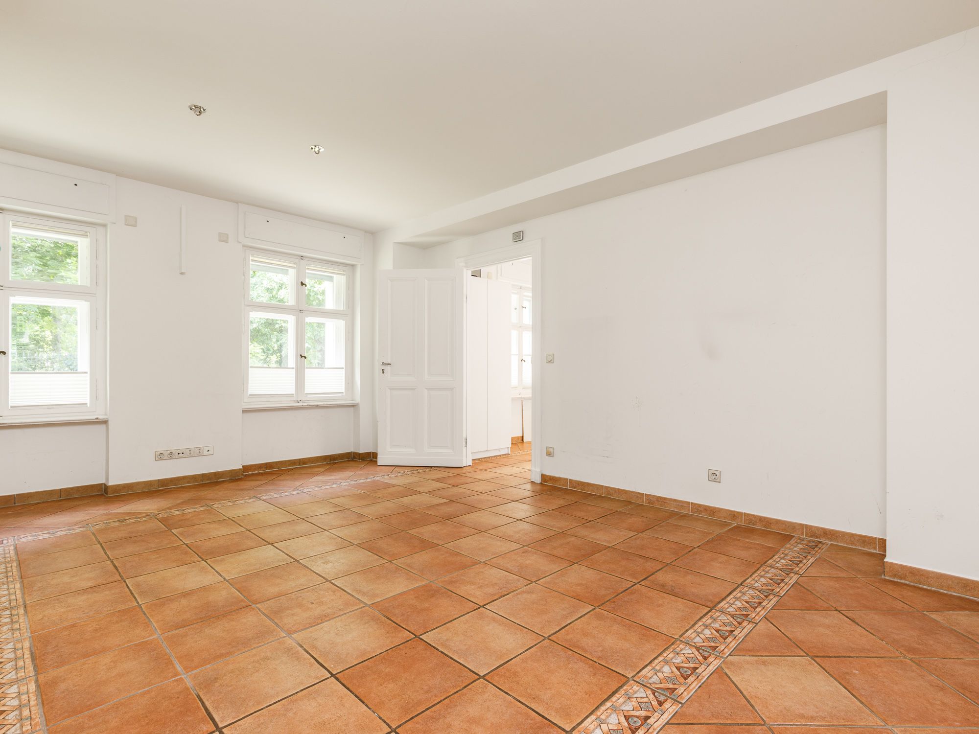 Gefliester Wohn- & Essbereich im Souterrain 