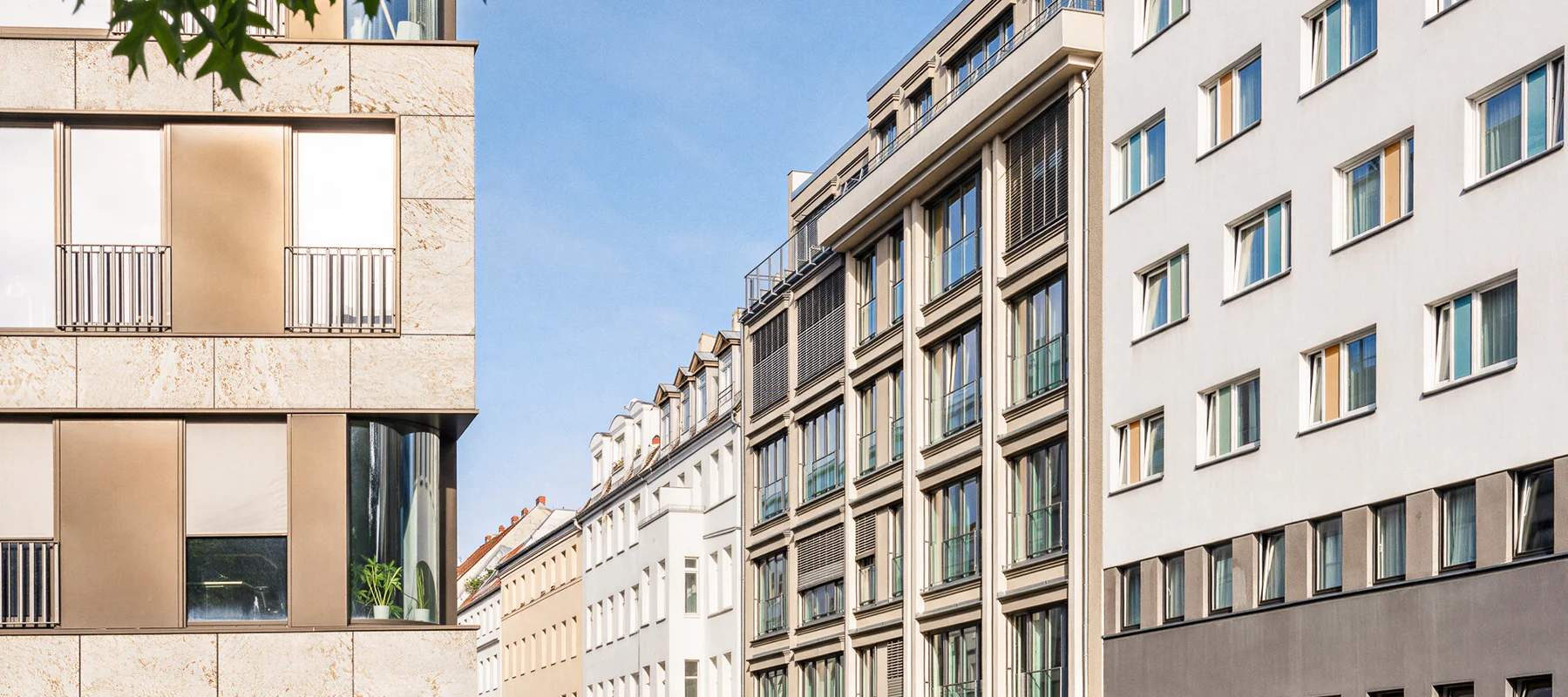 Lichtdurchflutetes City Apartment mit beeindruckender Weite, zwei Balkonen & Sauna