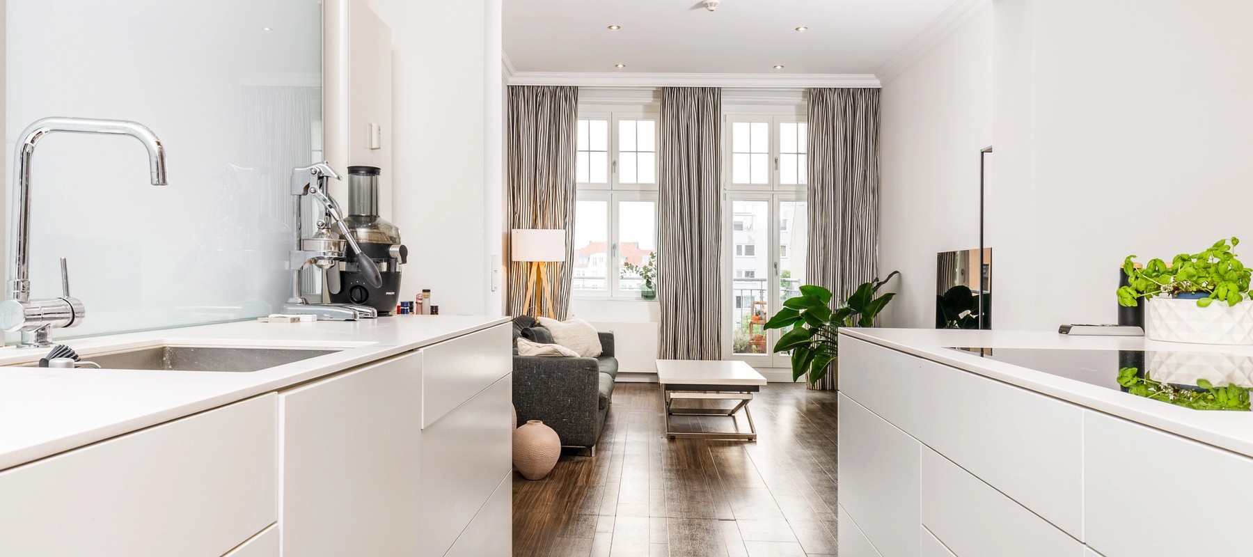 Offener Küchenbereich mit Zugang zum Wohnzimmer Offener Küchenbereich mit Zugang zum Wohnzimmer