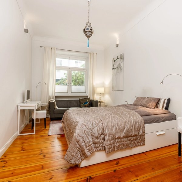 Schlafzimmer Doppelbett Sofa Schreibtisch Dielenboden