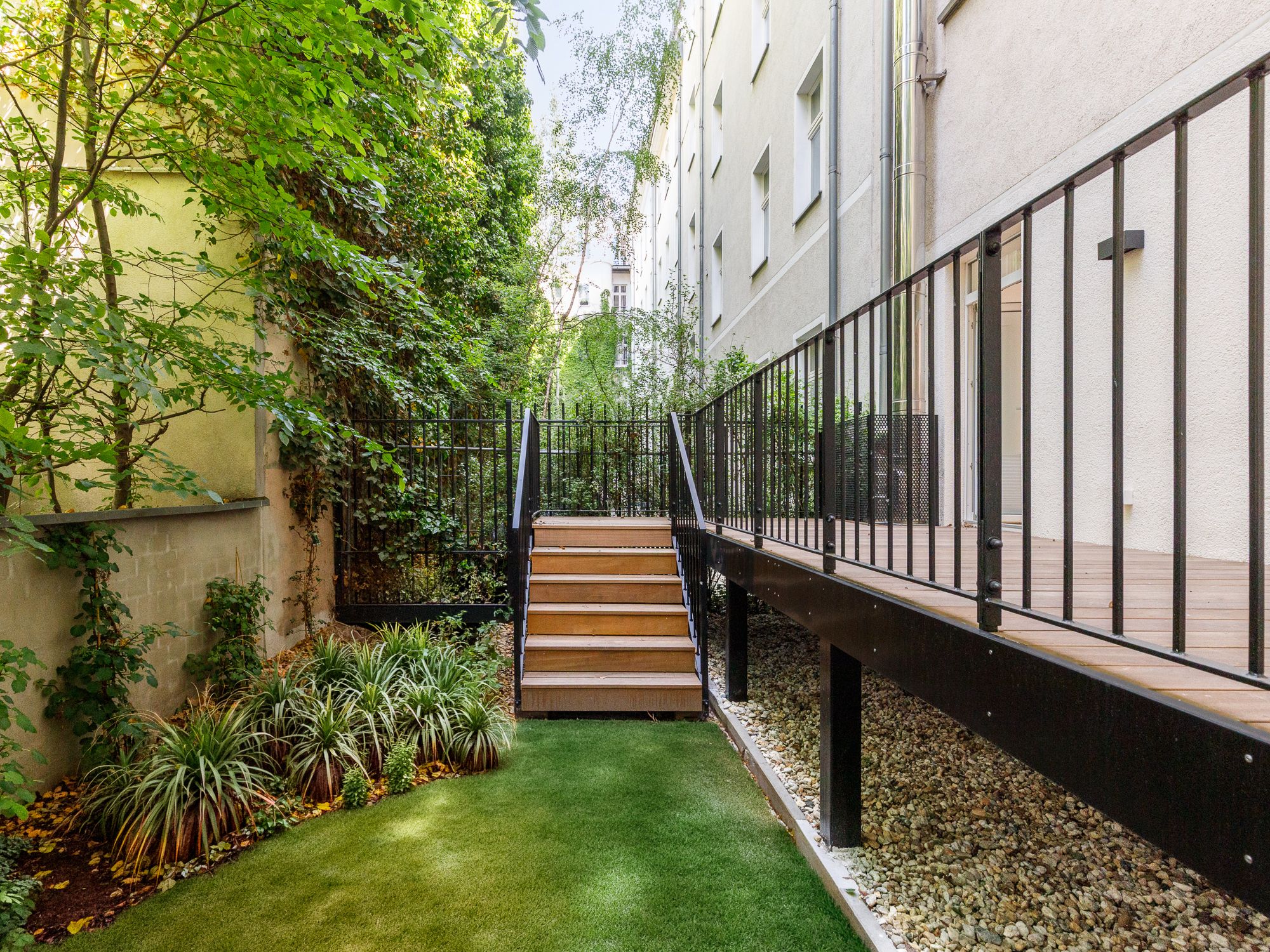 Stilvolle Gartenterrasse mit eigener Rasenfläche 