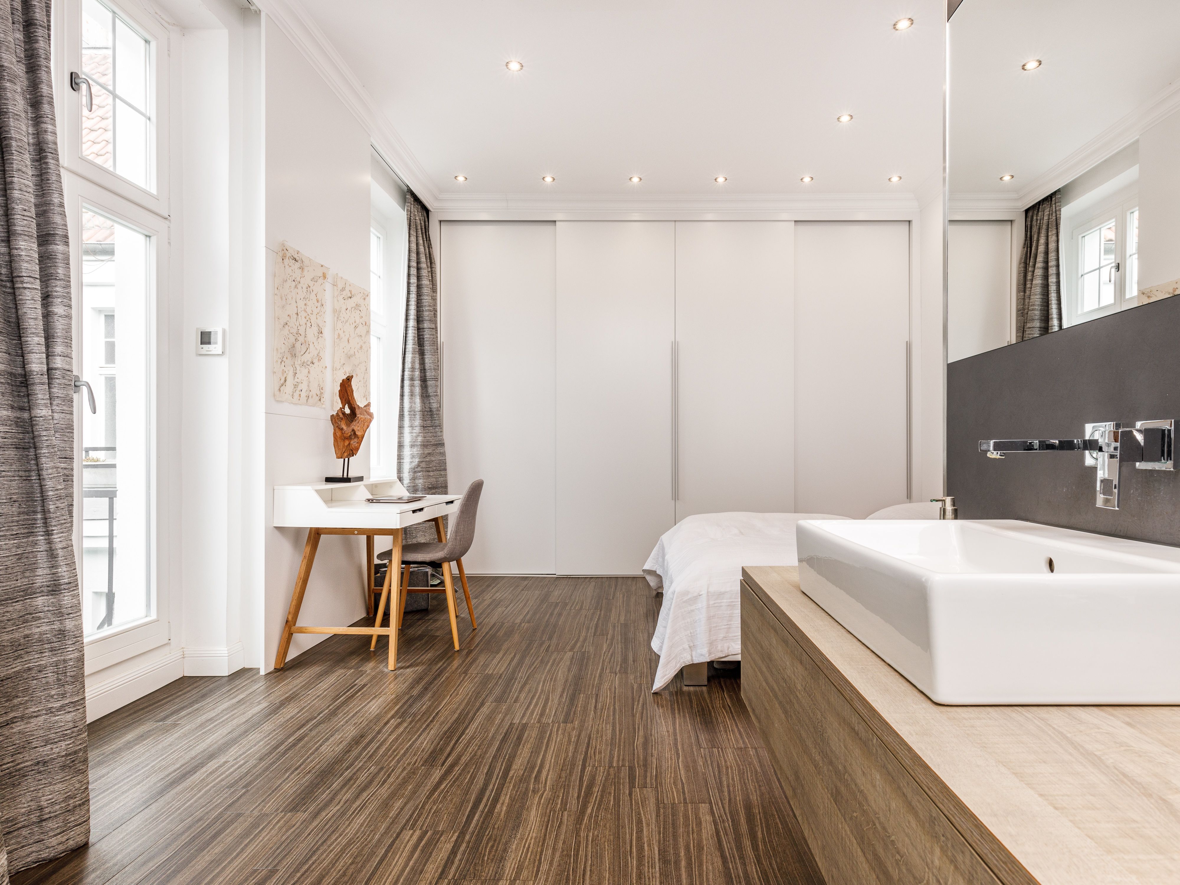 Schlafzimmer mit maßangefertigter Ankleide 