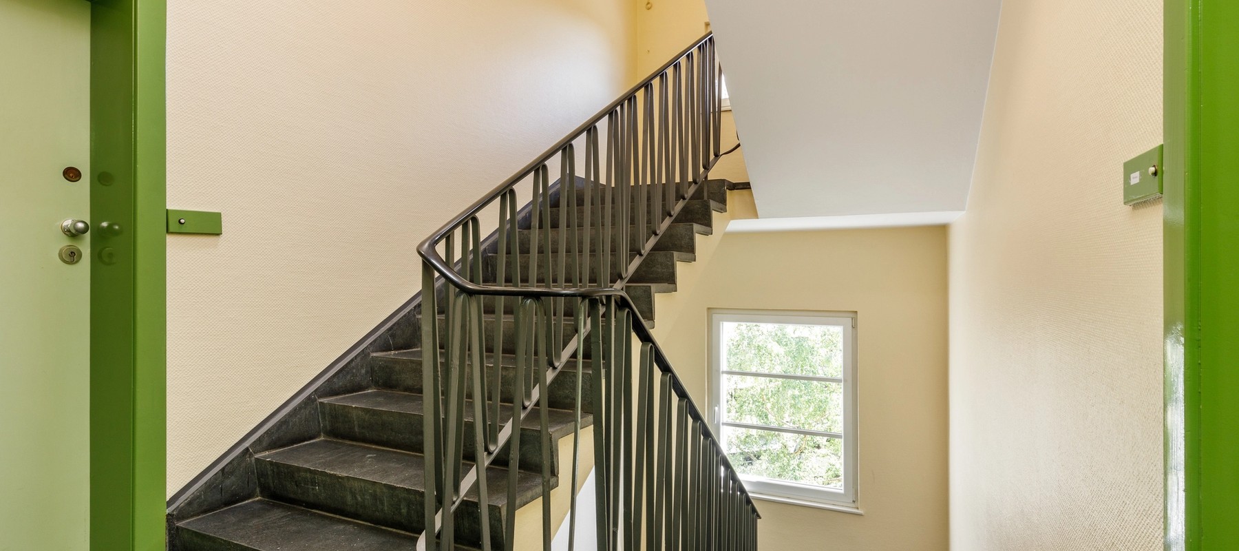 Gepflegtes Treppenhaus mit Blick in den Innenhof Gepflegtes Treppenhaus mit Blick in den Innenhof