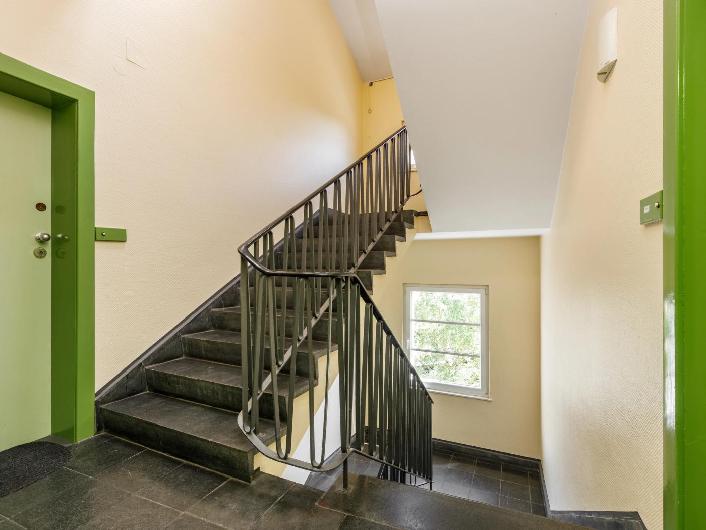 Gepflegtes Treppenhaus mit Blick in den Innenhof Gepflegtes Treppenhaus mit Blick in den Innenhof