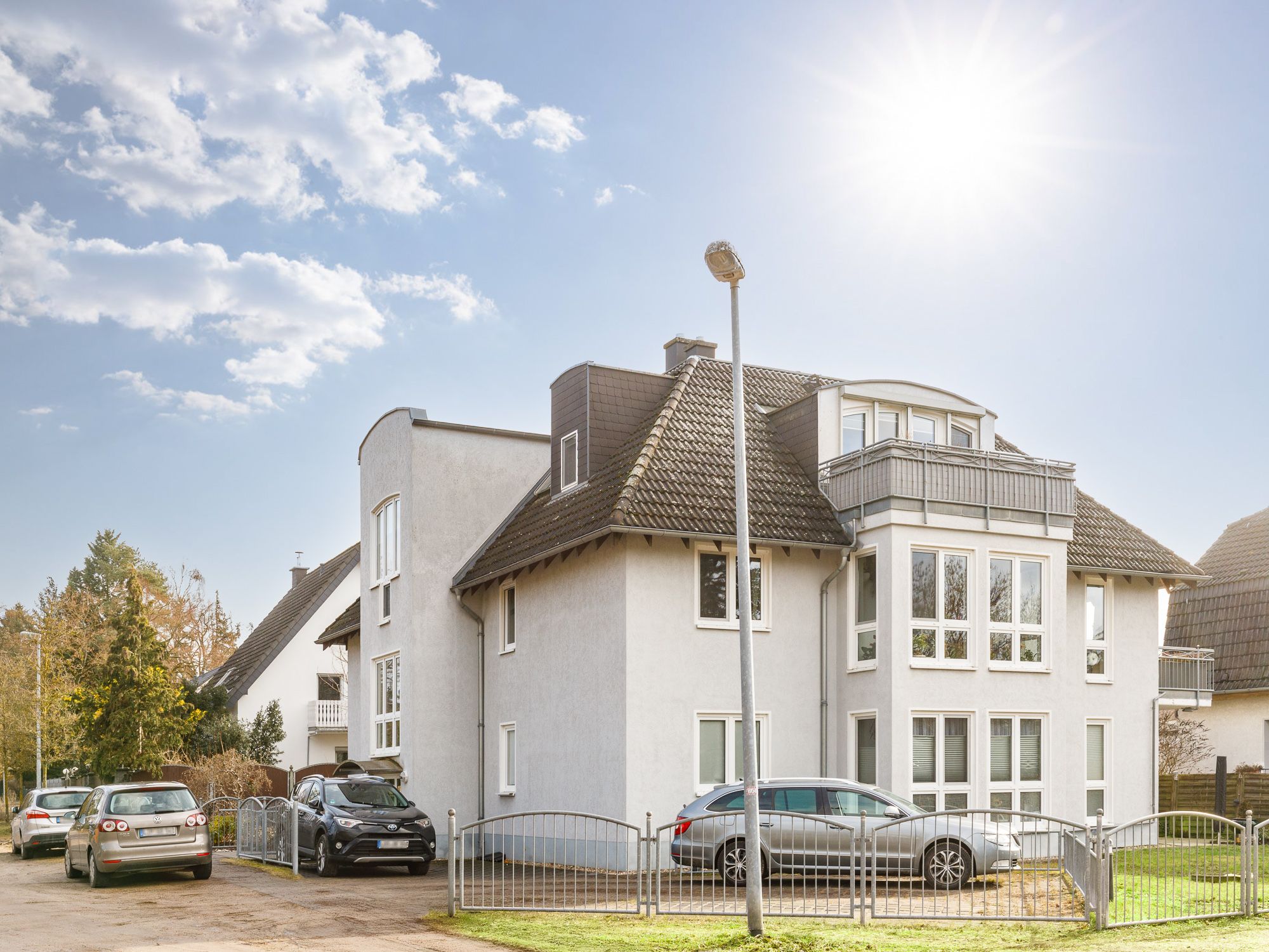 Gepflegtes Mehrfamilienhaus mit Stellplätzen 