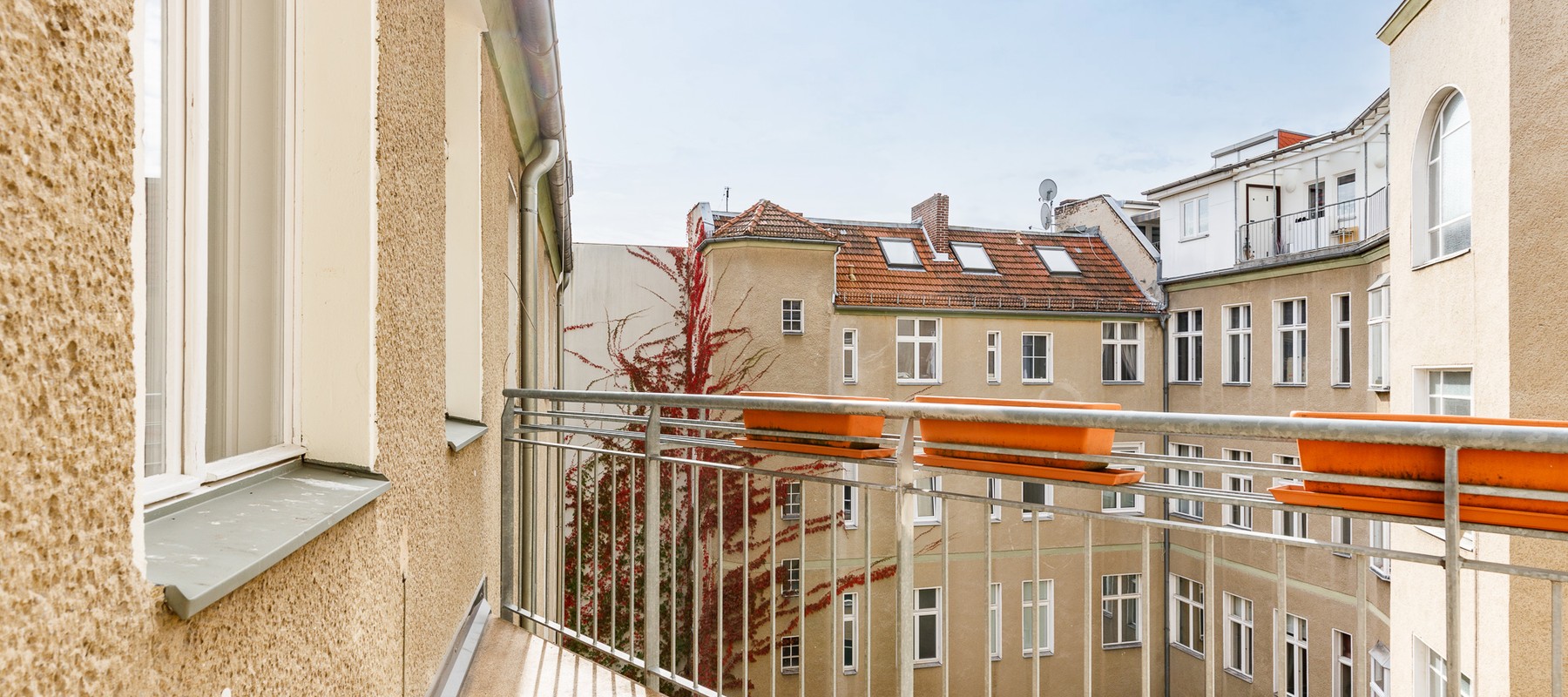 Stately apartment in an old building with separate living quarters, within walking distance of Bayerischer Platz
