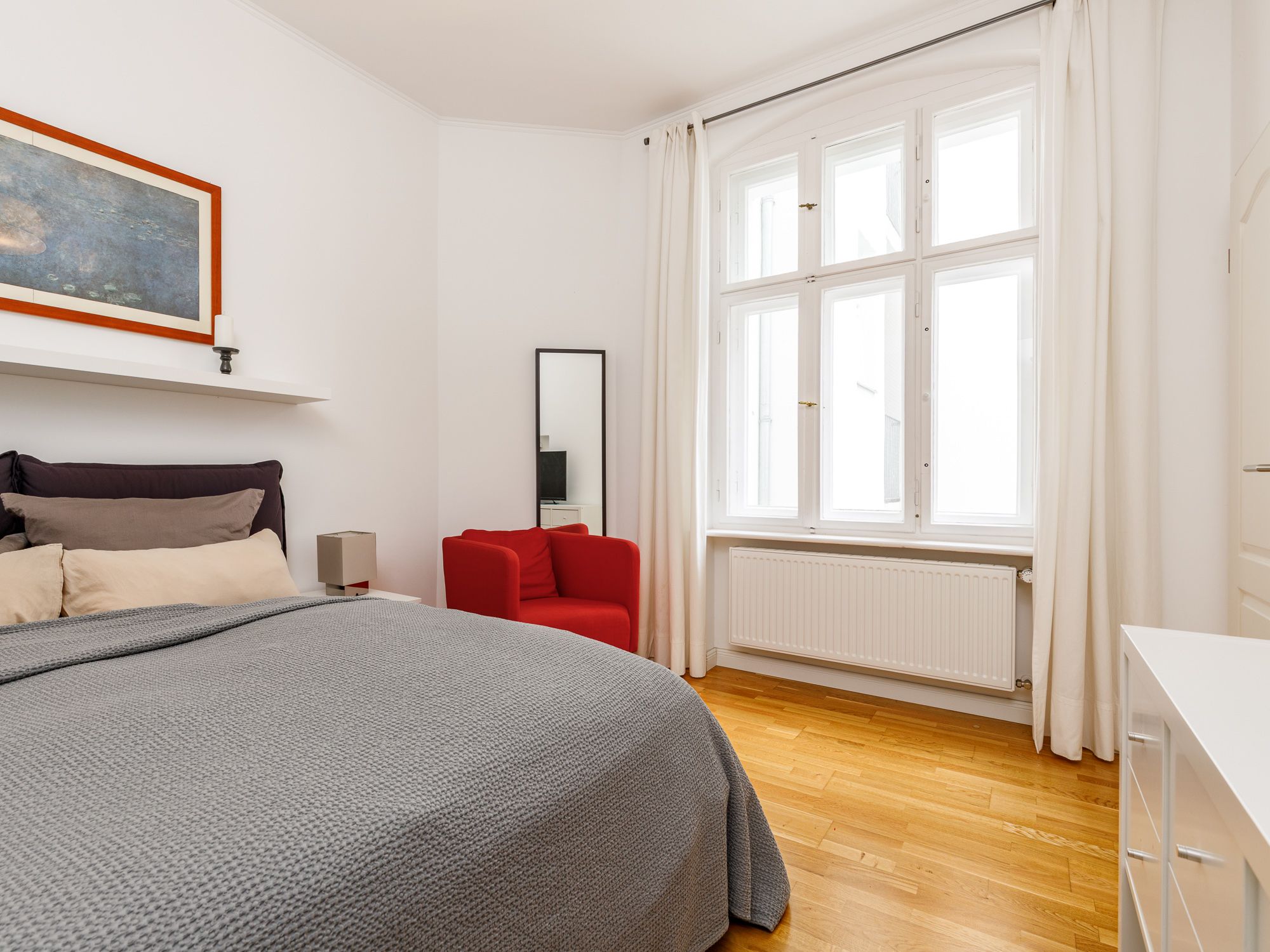 Schlafzimmer mit großen Doppelkasten-Fenster 