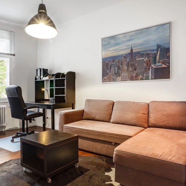 Zimmer Dielenboden Sofa Schreibtisch Fenster