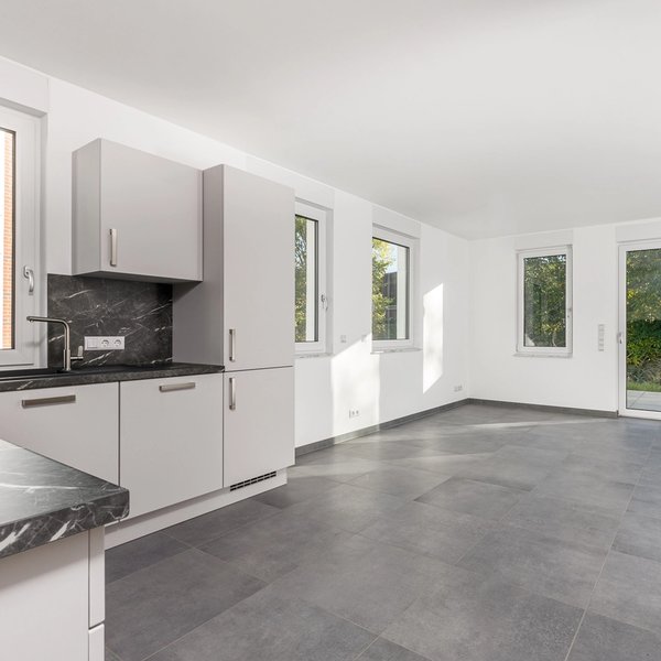 Wohnküche Einbauküche Fensterfront Terrassenzugang Fliesenboden