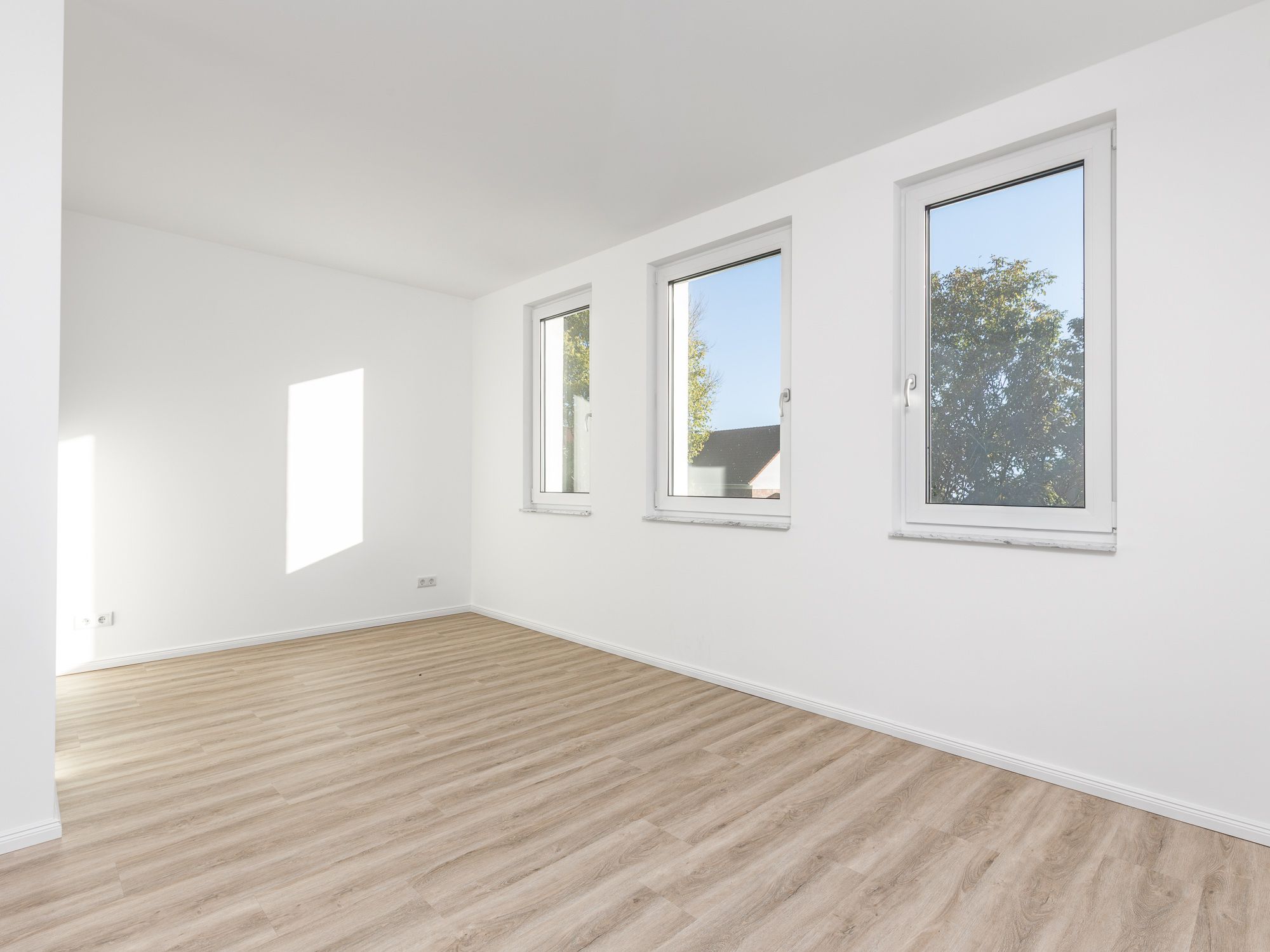 Großes Schlafzimmer mit moderner Ausstattung
