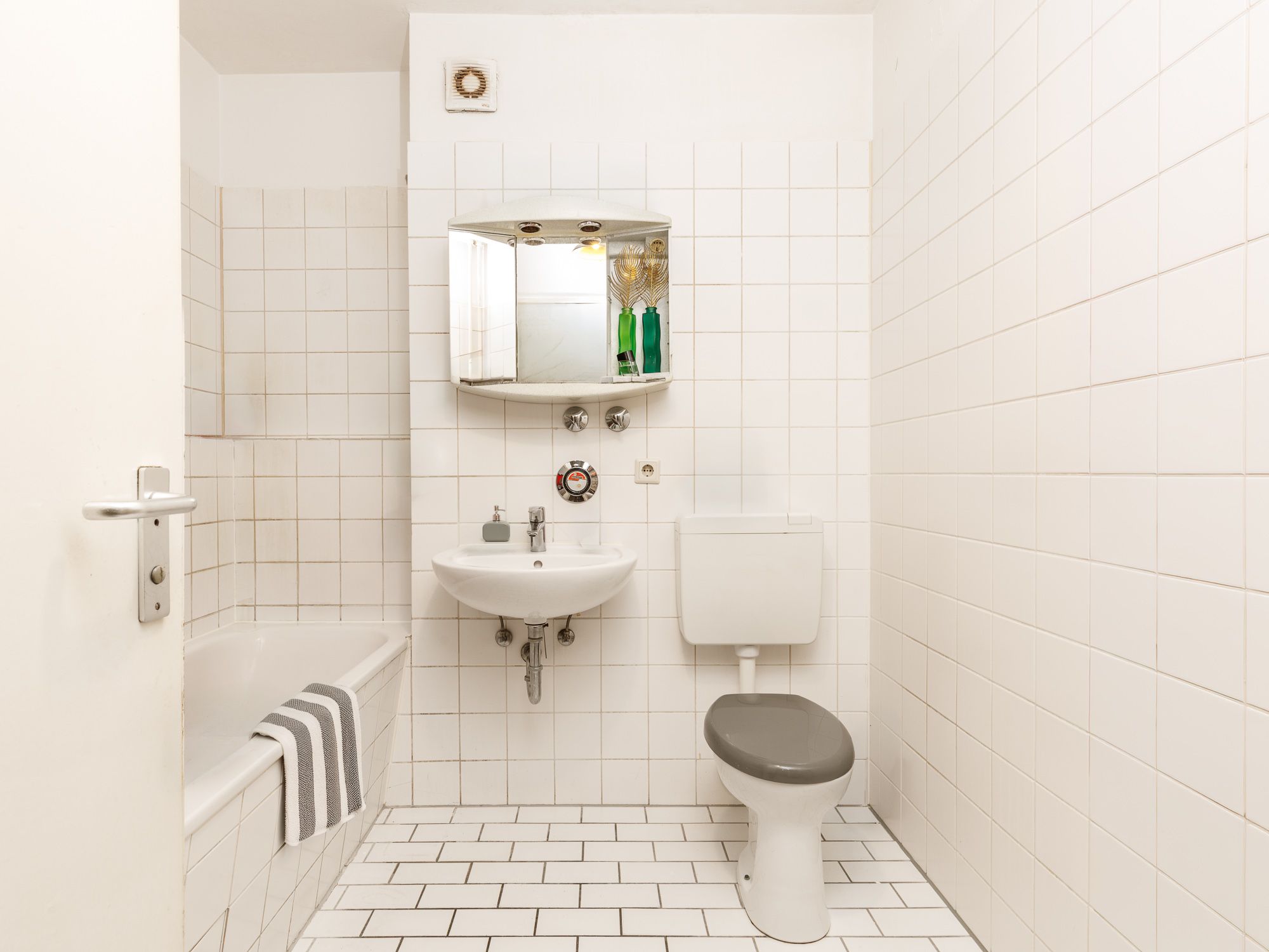 Interior bathroom with bathtub 